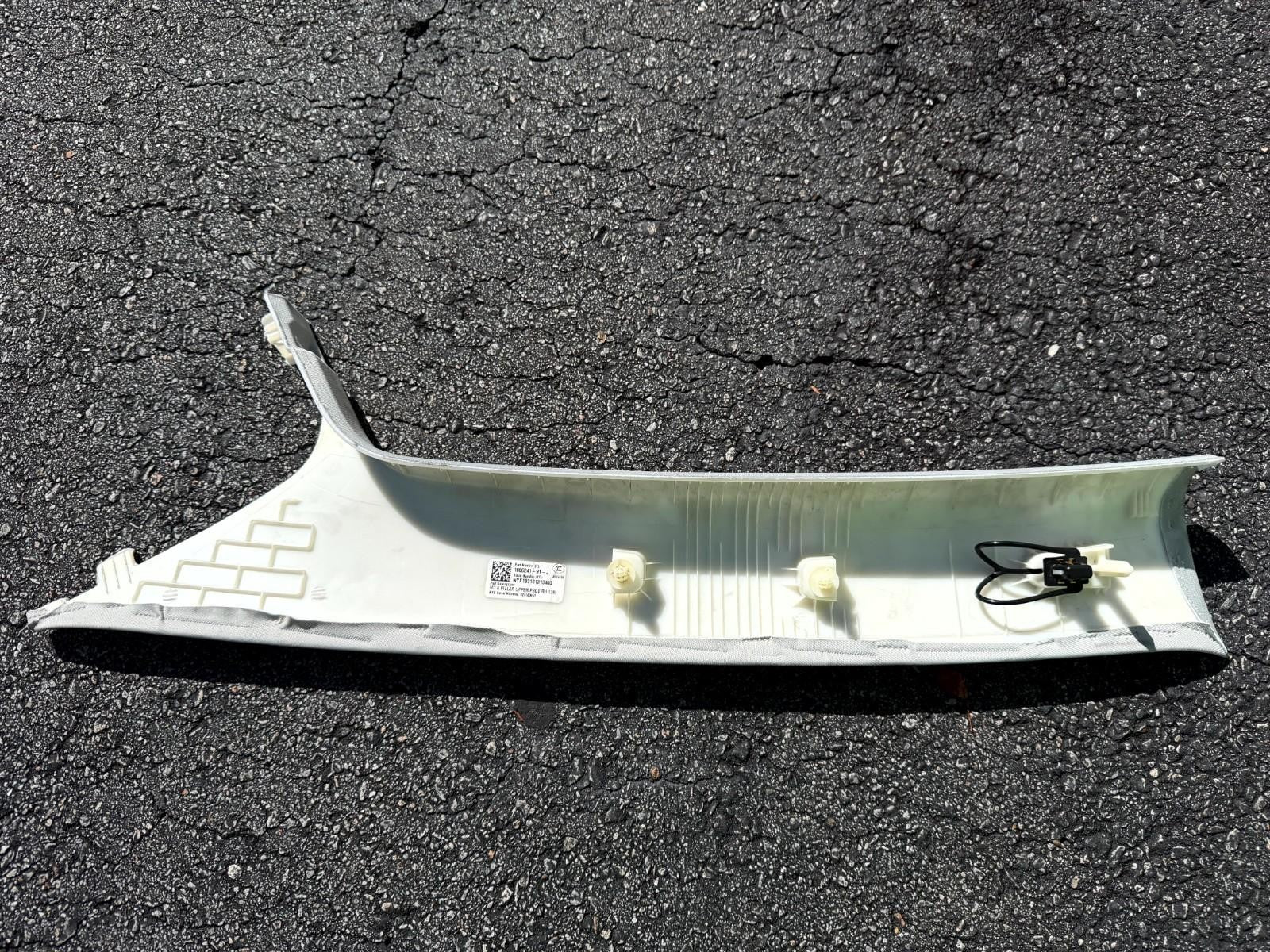 ♦️2017-2023 TESLA MODEL 3 FRONT RIGHT WINDSHIELD A PILLAR TRIM OEM, 1086241-91-J