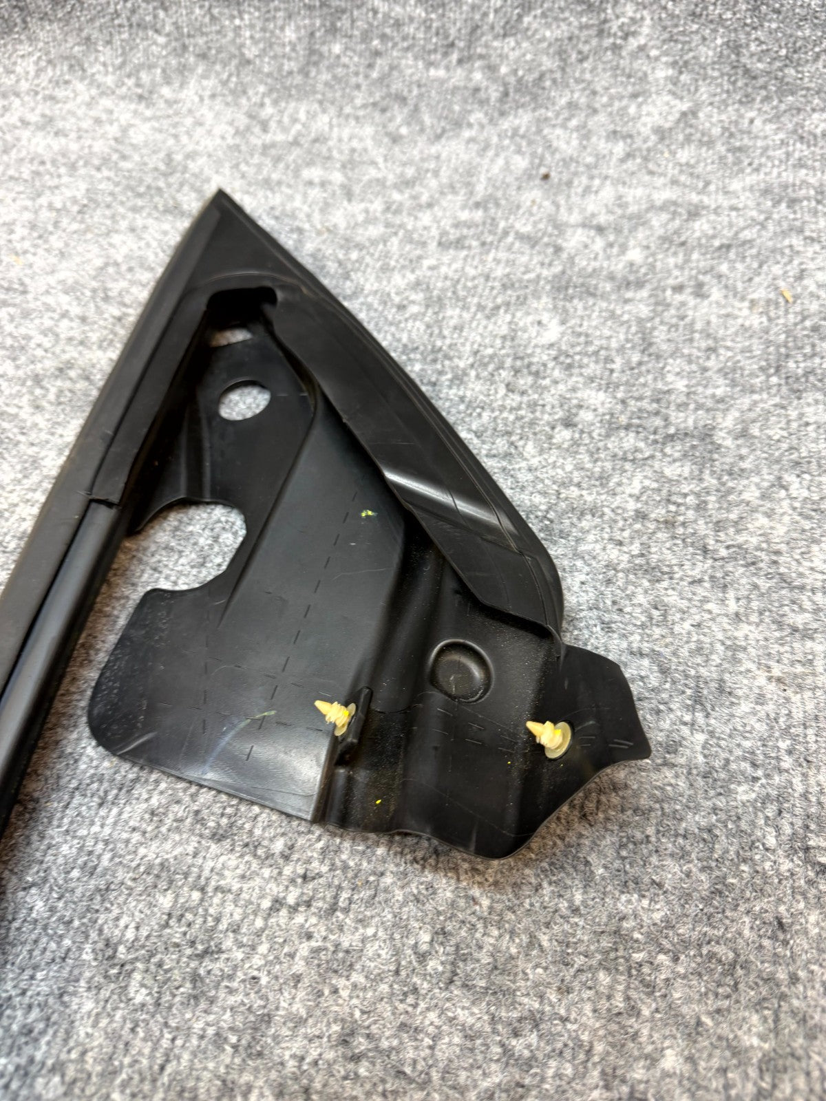 2020-2024 TESLA MODEL Y FRONT RIGHT SIDE RUN WEATHERSTRIP SEAL OEM, 1500067-00-C