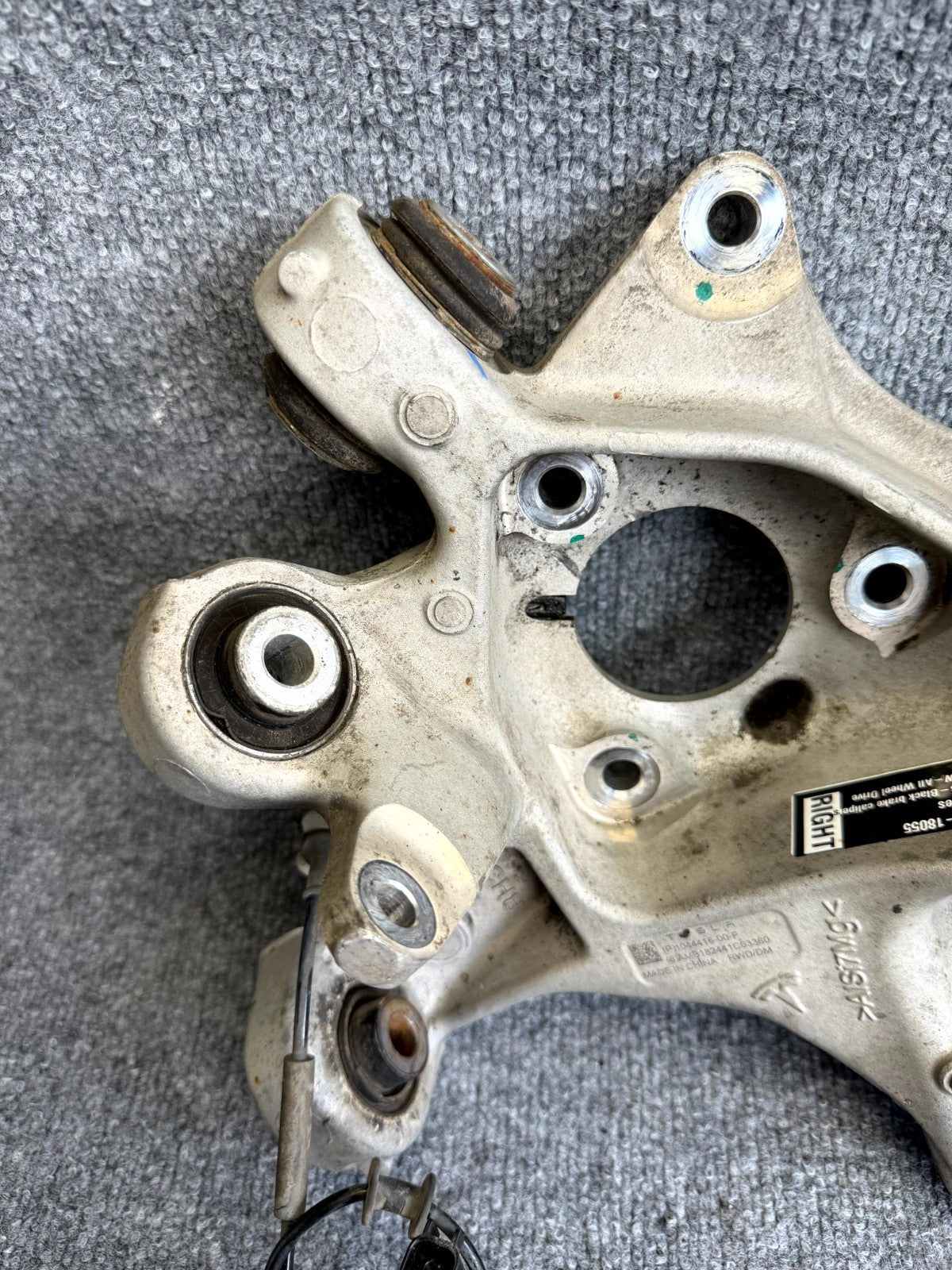 2017 – 2023 TESLA MODEL 3 REAR RIGHT SIDE SPINDLE KNUCKLE OEM, 1044416-00-F