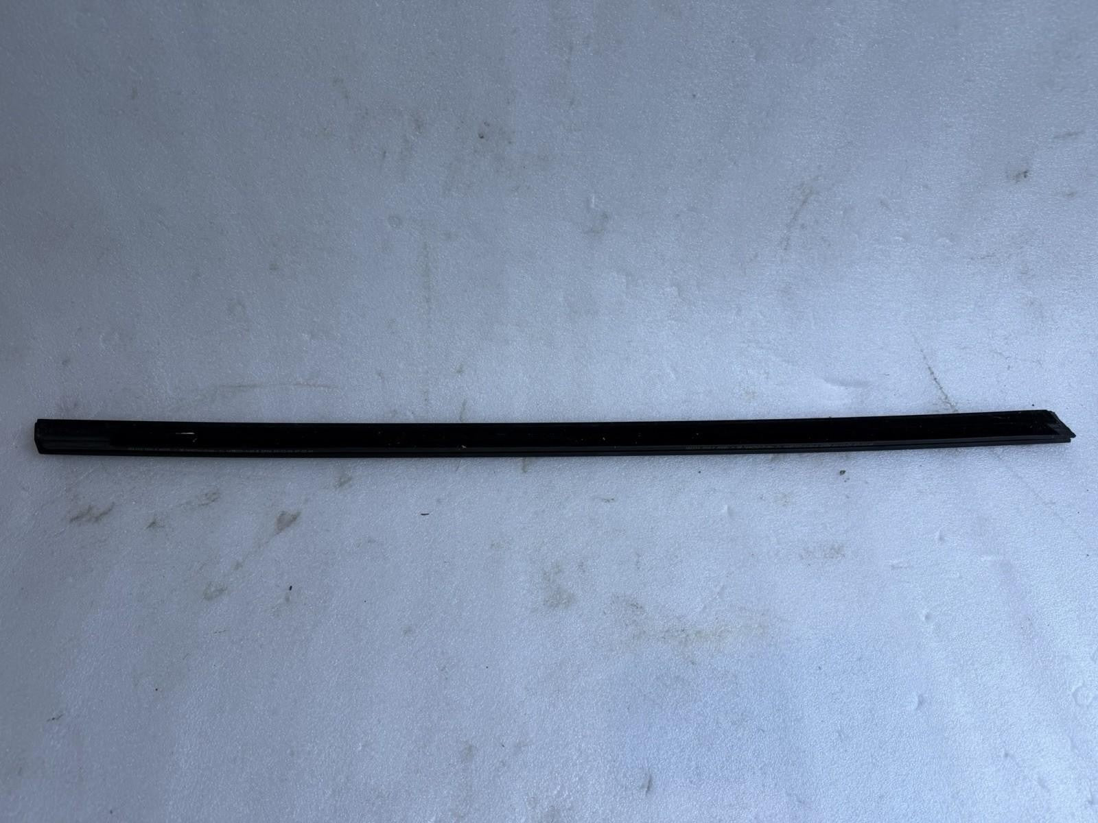 ♦️20-24 TESLA MODEL Y REAR RIGHT SIDE DOOR WINDOW BELT MOLDING OEM, 1495712-00-C