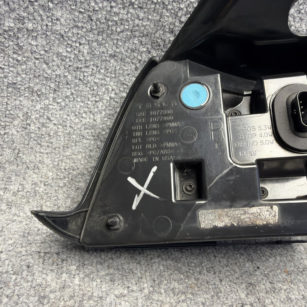 2017-2023 Tesla Model 3 Model Y RIGHT RH Tail Light 1077398-00 3-pins plug OEM