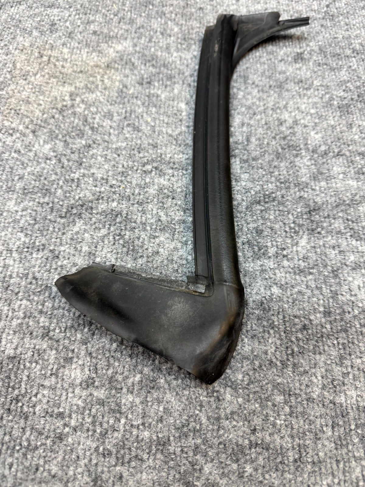 2020-2024 TESLA MODEL Y REAR RIGHT SIDE DOOR SEAL WEATHERSTRIP OEM, 1497714-00-D