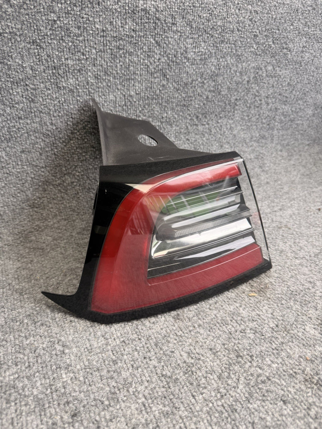 17-24 Tesla Model 3 Y Rear Left Hand Tail Light 4 Pin 1502086-00-D /scratches