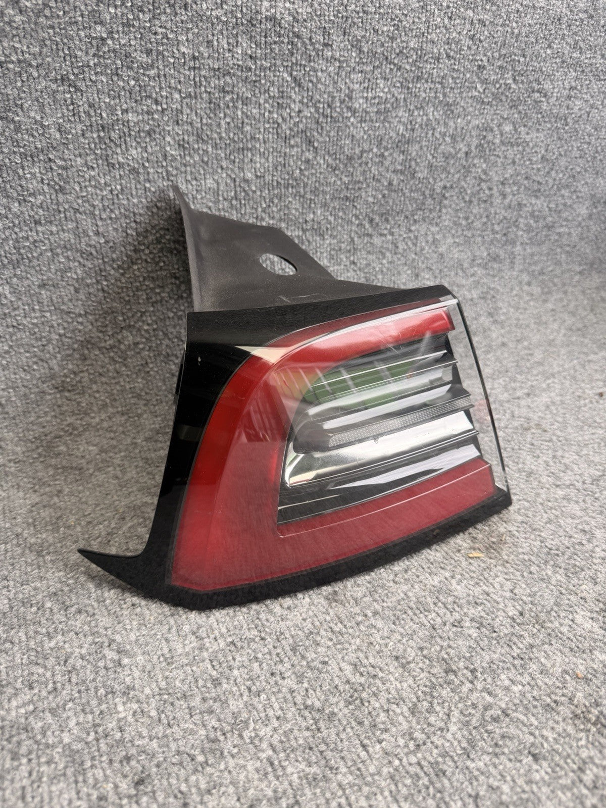 17-24 Tesla Model 3 Y Rear Left Hand Tail Light 4 Pin 1502086-00-D /scratches