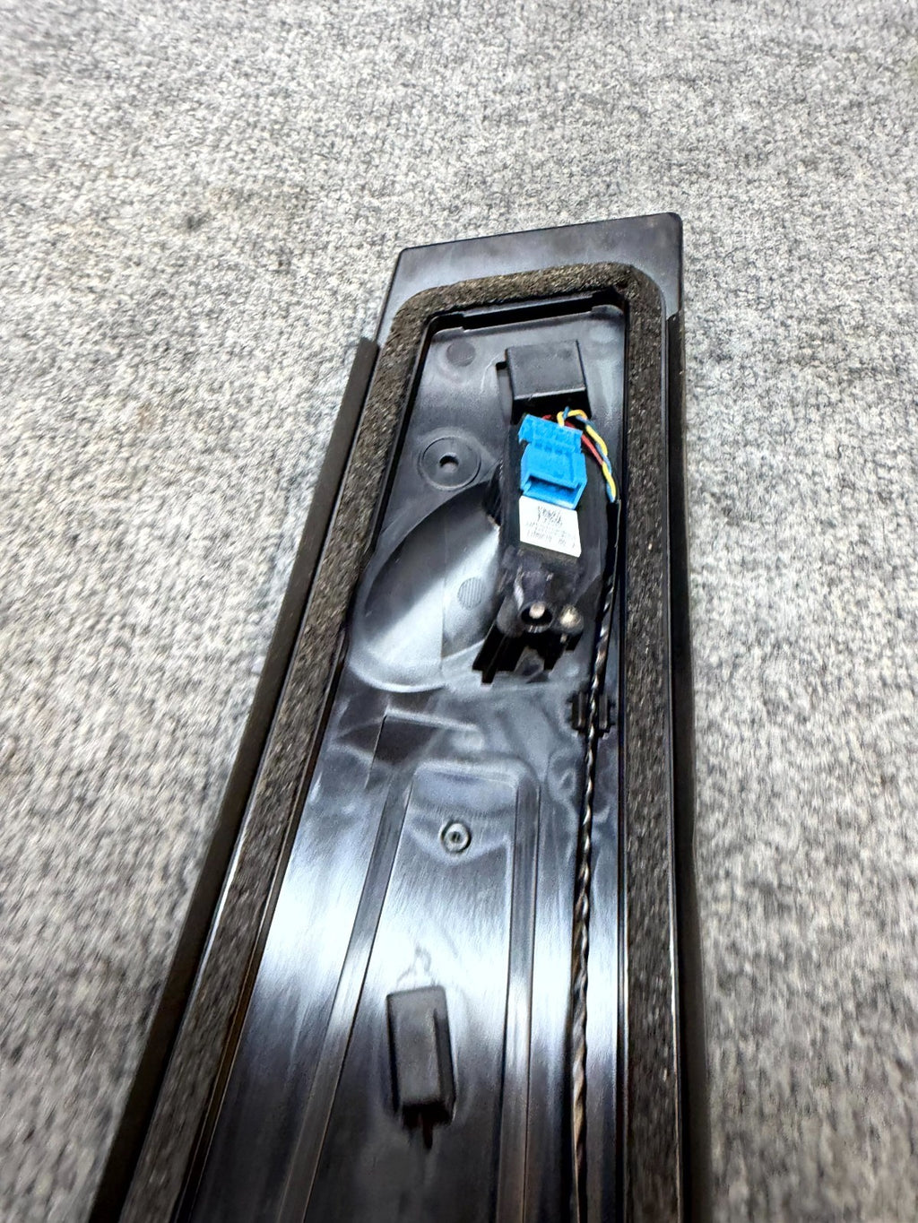 2017-2023 TESLA MODEL 3 RIGHT B-PILLAR APPLIQUE TRIM W/ CAMERA OEM, 1109255-00-G