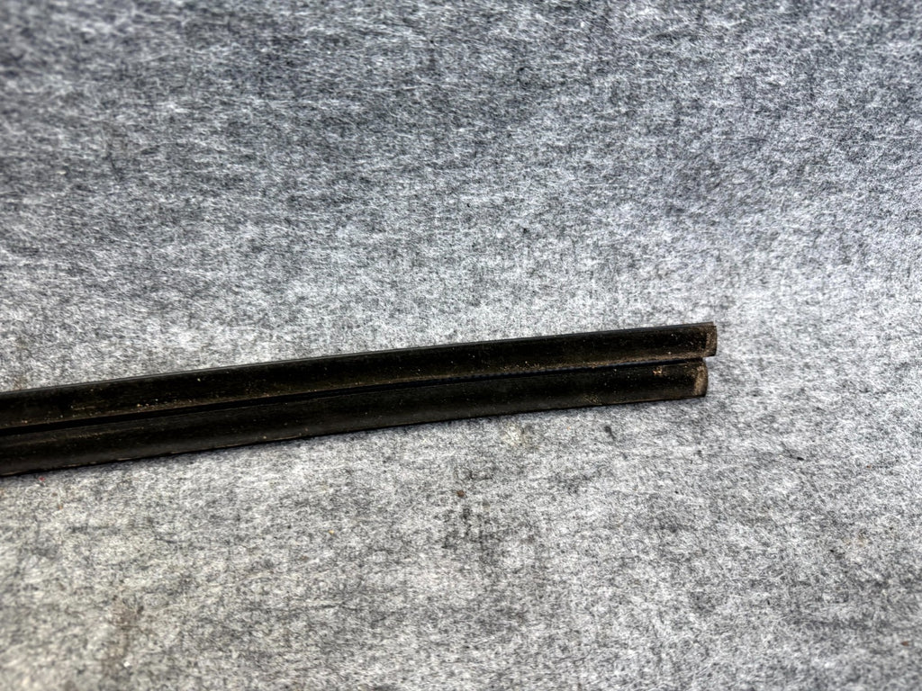 ♦️12-20 TESLA MODEL S FRONT RIGHT SIDE DOOR WINDOW MOLDING TRIM OEM 1038394-00-A