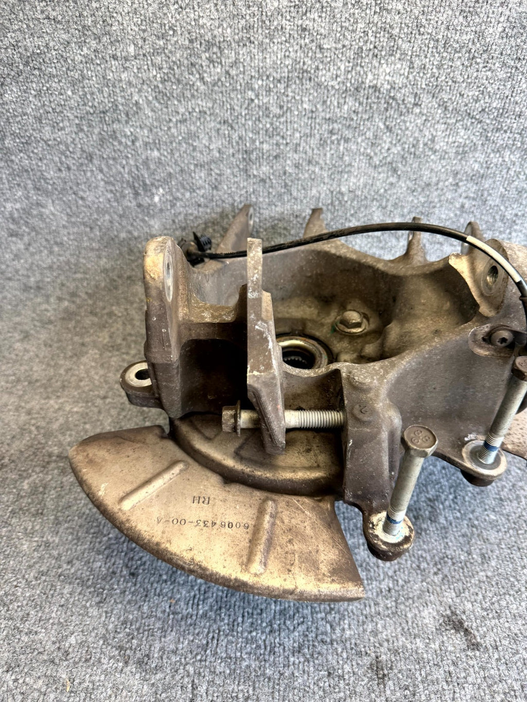 12–16 TESLA MODEL S REAR RIGHT SPINDLE KNUCKLE HUB W/ DUST SHIELD OEM, 600702400
