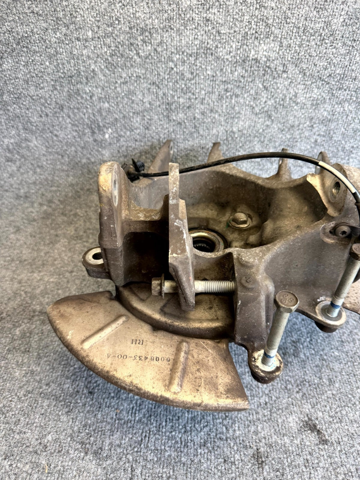 12–16 TESLA MODEL S REAR RIGHT SPINDLE KNUCKLE HUB W/ DUST SHIELD OEM, 600702400