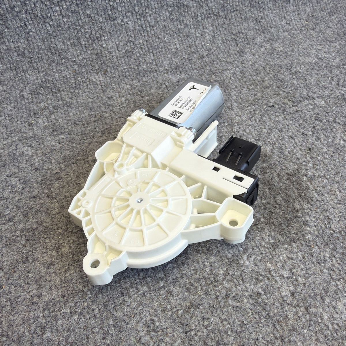 2020 - 2024 TESLA MODEL Y FRONT LEFT DOOR WINDOW REGULATOR MOTOR OEM E73120103