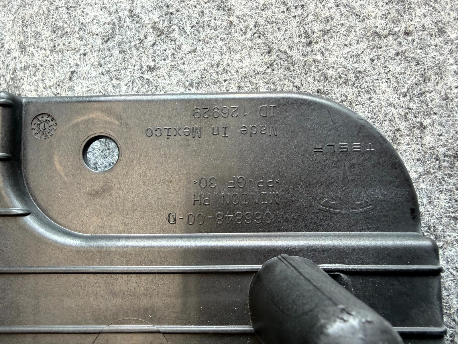 ♦️16-20 TESLA MODEL X RIGHT SIDE FLOOR LOWER SUPPORT BRACKET OEM, 1066848-00-D