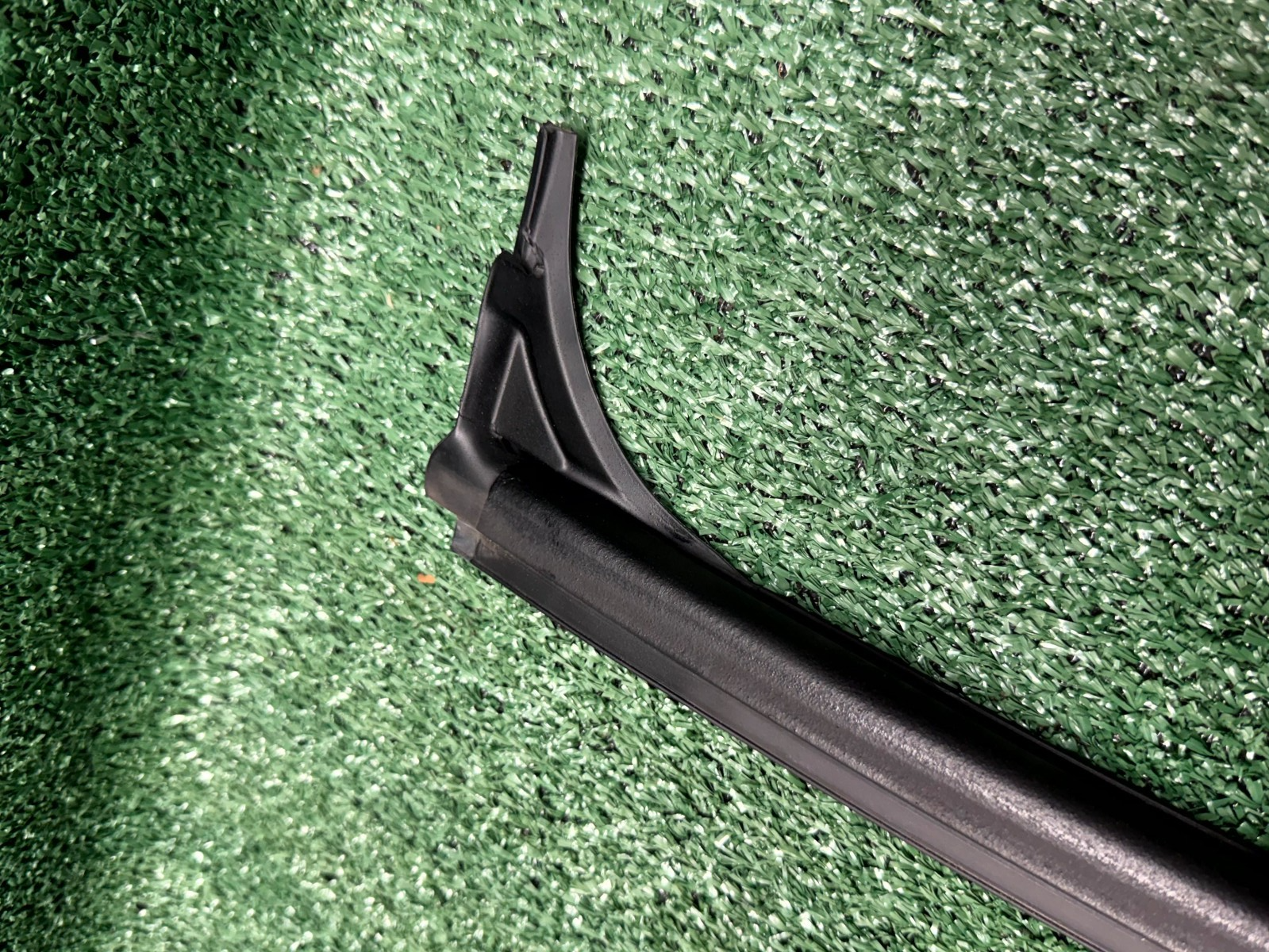 ♦️20-24 TESLA MODEL Y REAR RIGHT QUARTER PANEL WINDOW GLASS SEAL OEM, 149771400D