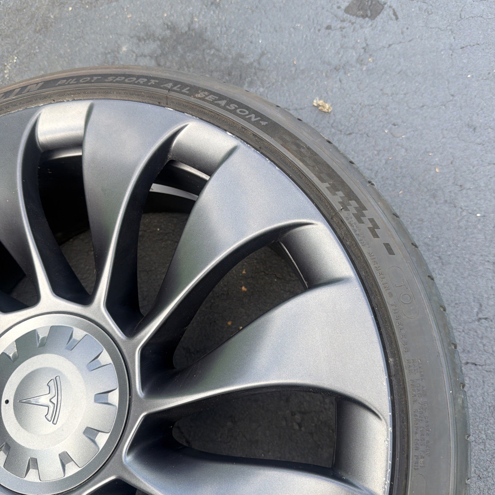 20-24 Tesla Model Y Front Uberturbine Wheel Rim 21" 21x9.5 w/ Tire 1188226-00-B