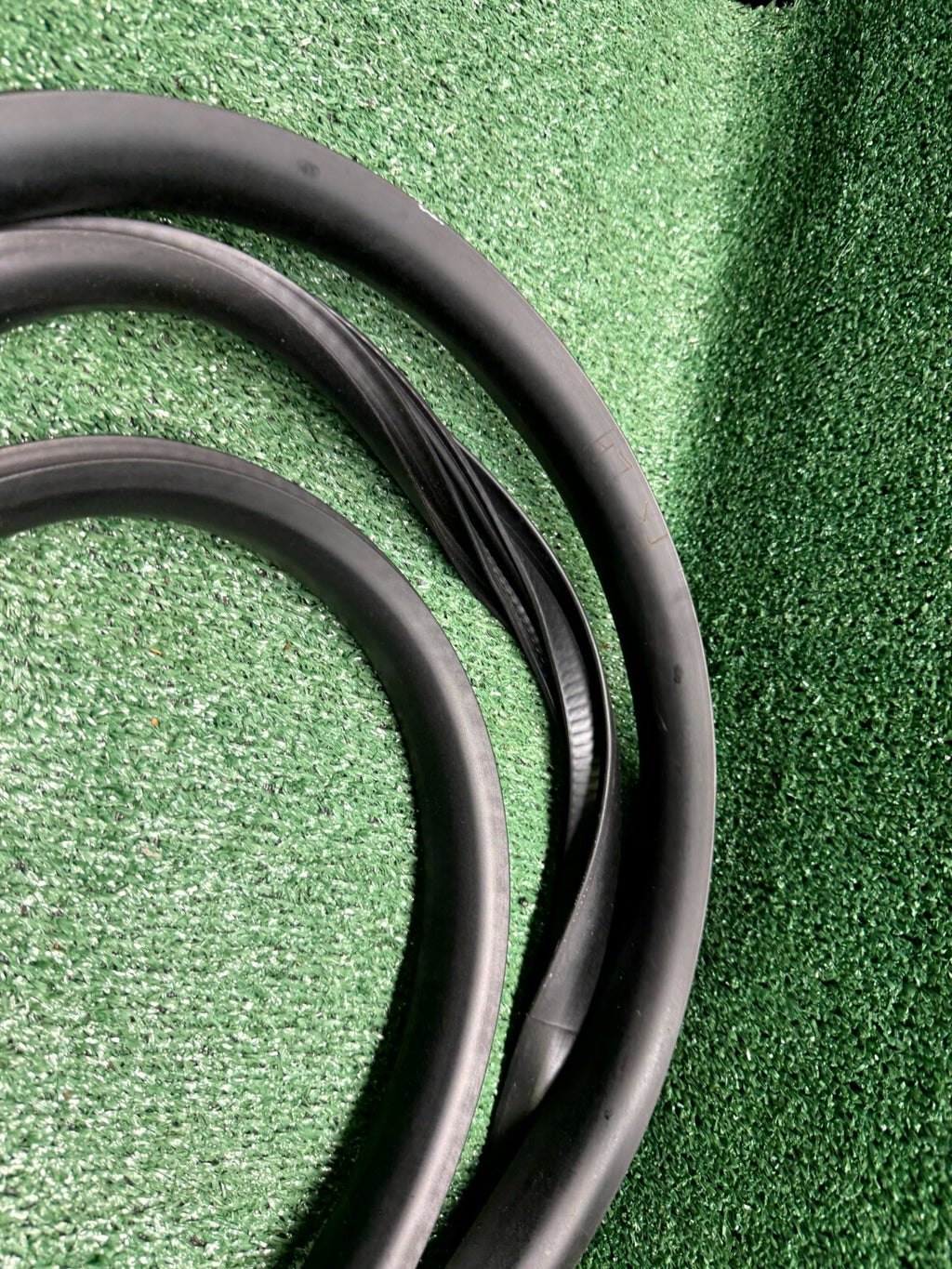 ♦️2020 - 2024 TESLA MODEL Y FRONT LEFT WEATHERSTRIP RUBBER SEAL OEM 1497673-00-D