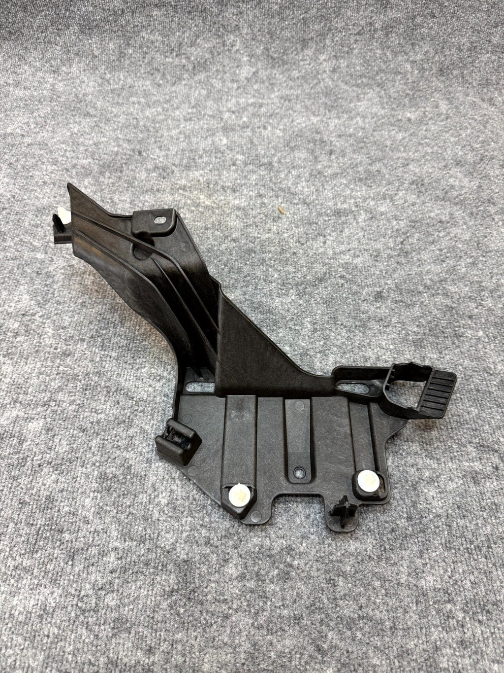 20 - 24 TESLA MODEL Y LEFT C PILLAR COVER TRIM SUPPORT BRACKET OEM, 1626121-00-B
