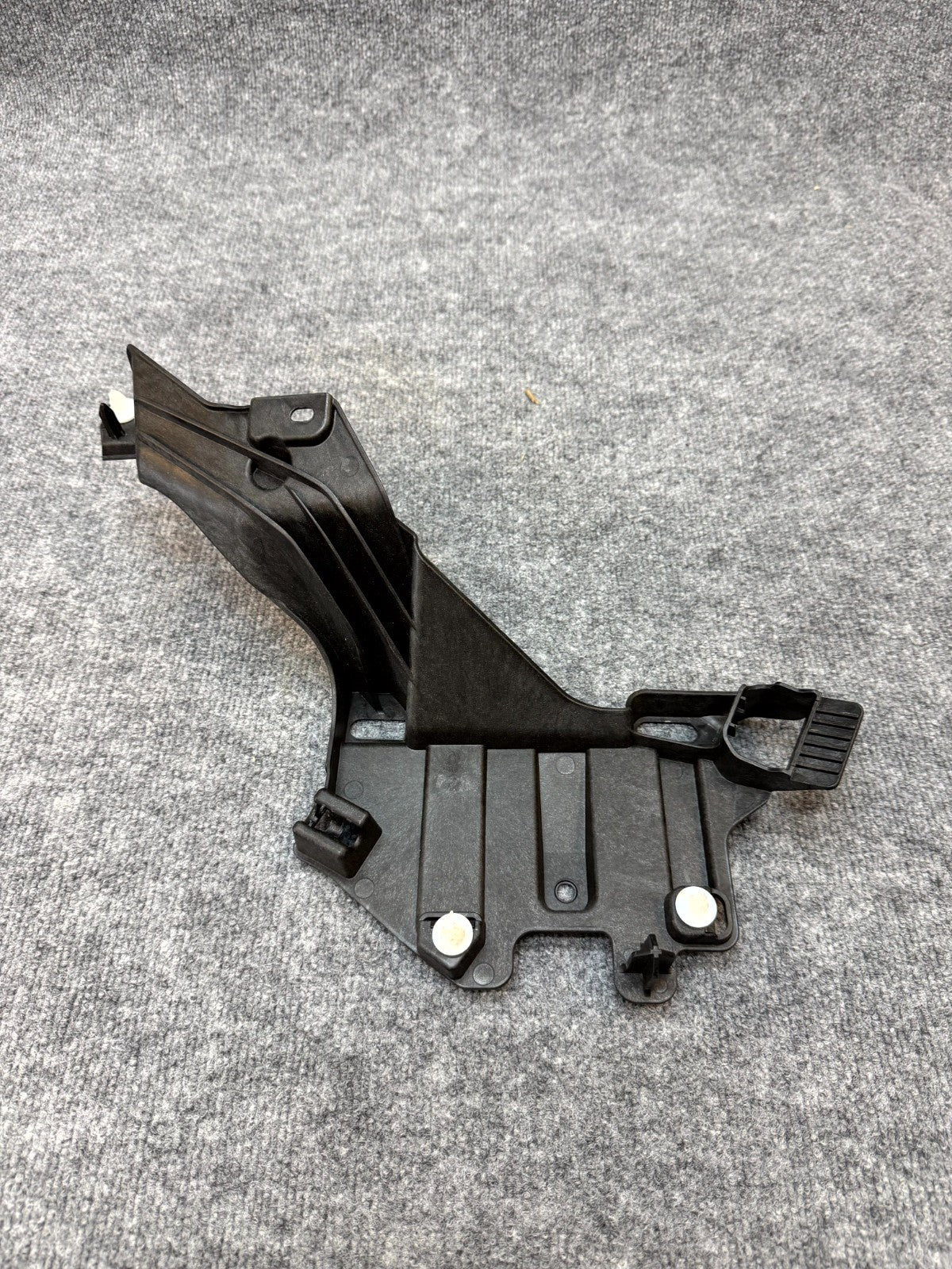 20 - 24 TESLA MODEL Y LEFT C PILLAR COVER TRIM SUPPORT BRACKET OEM, 1626121-00-B