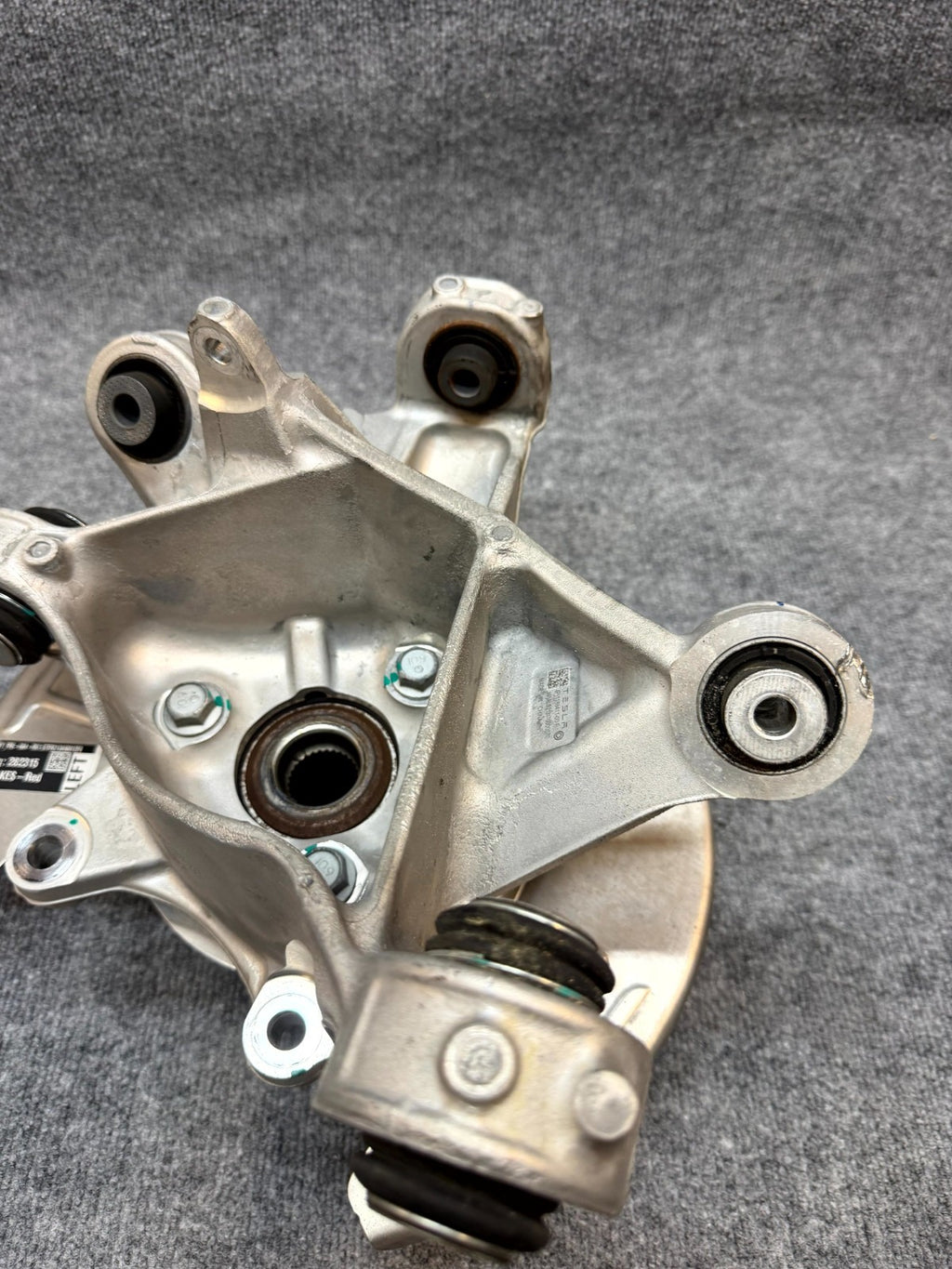2020-2024 TESLA MODEL Y REAR LEFT SPINDLE KNUCKLE HUB & SHIELD OEM, 1188411-00-F