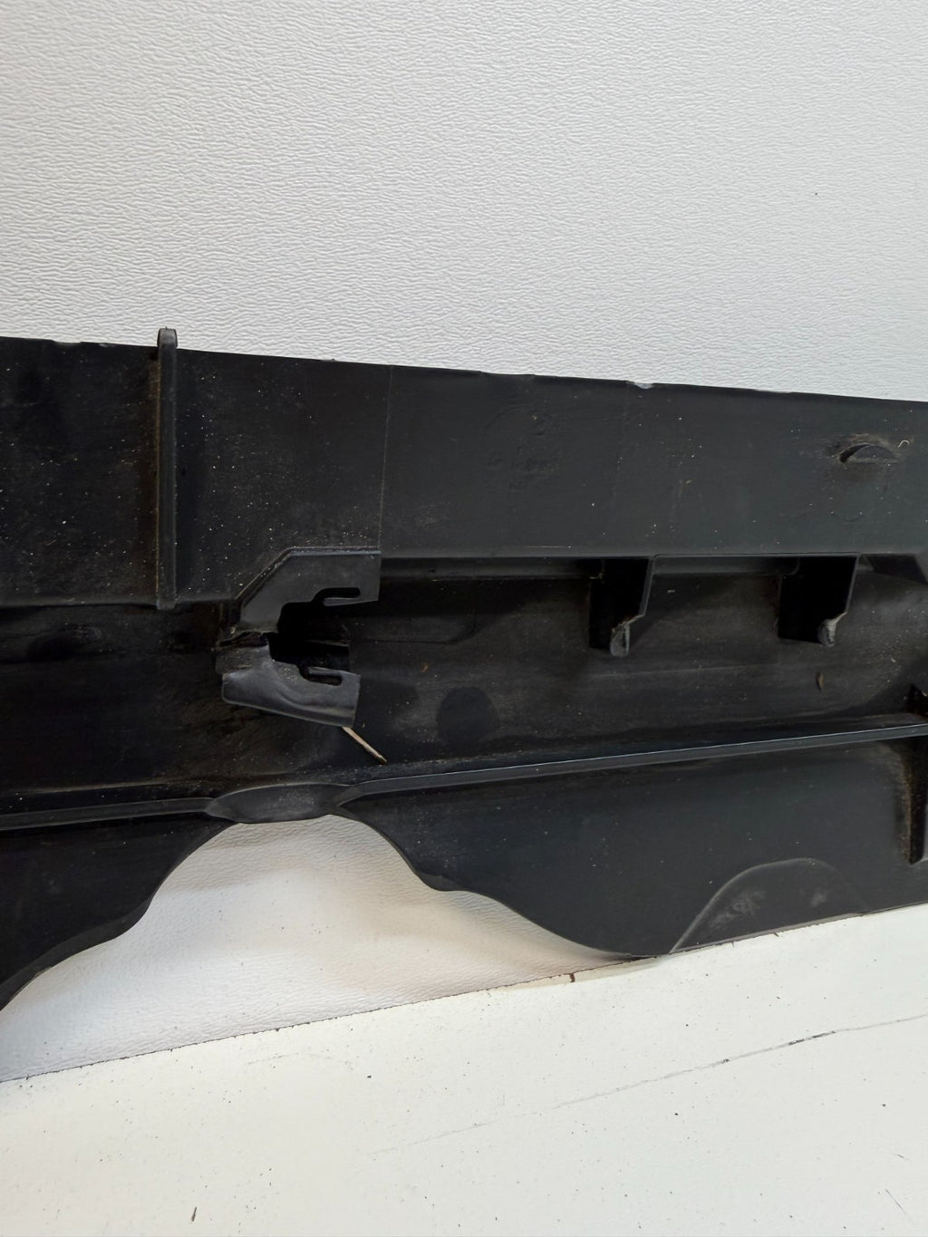 2020-24 TESLA MODEL Y RIGHT SIDE SKIRT ROCKER PANEL MOLDING CARRIER BRACKET