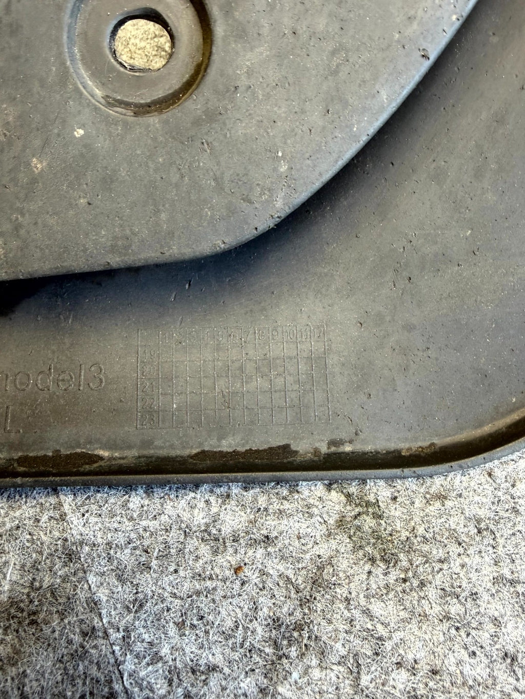 ♦️2017 - 2023 TESLA MODEL 3 REAR LEFT SIDE MUD GUARD FLAP TRIM OEM