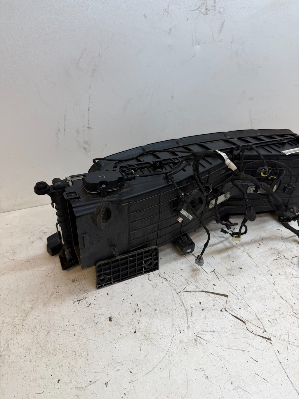 2012-2015 Tesla Model S Radiator Shutter Air Duct Center Intake Grille Assembly