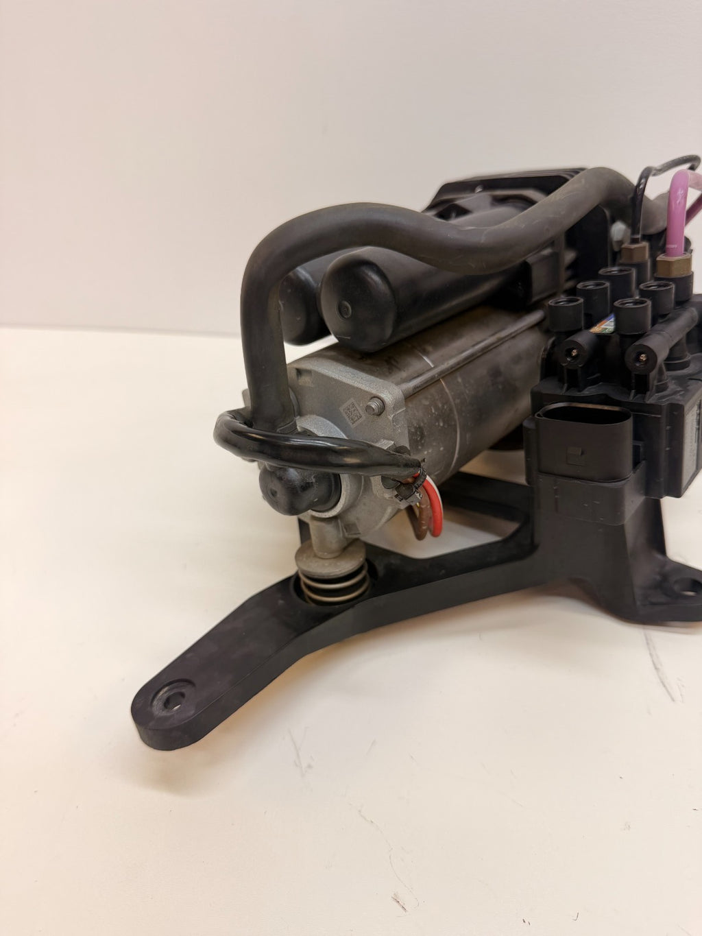 12-15 Tesla Model S Air Suspension Compressor Pump W/ Bracket Asembly 4430203031