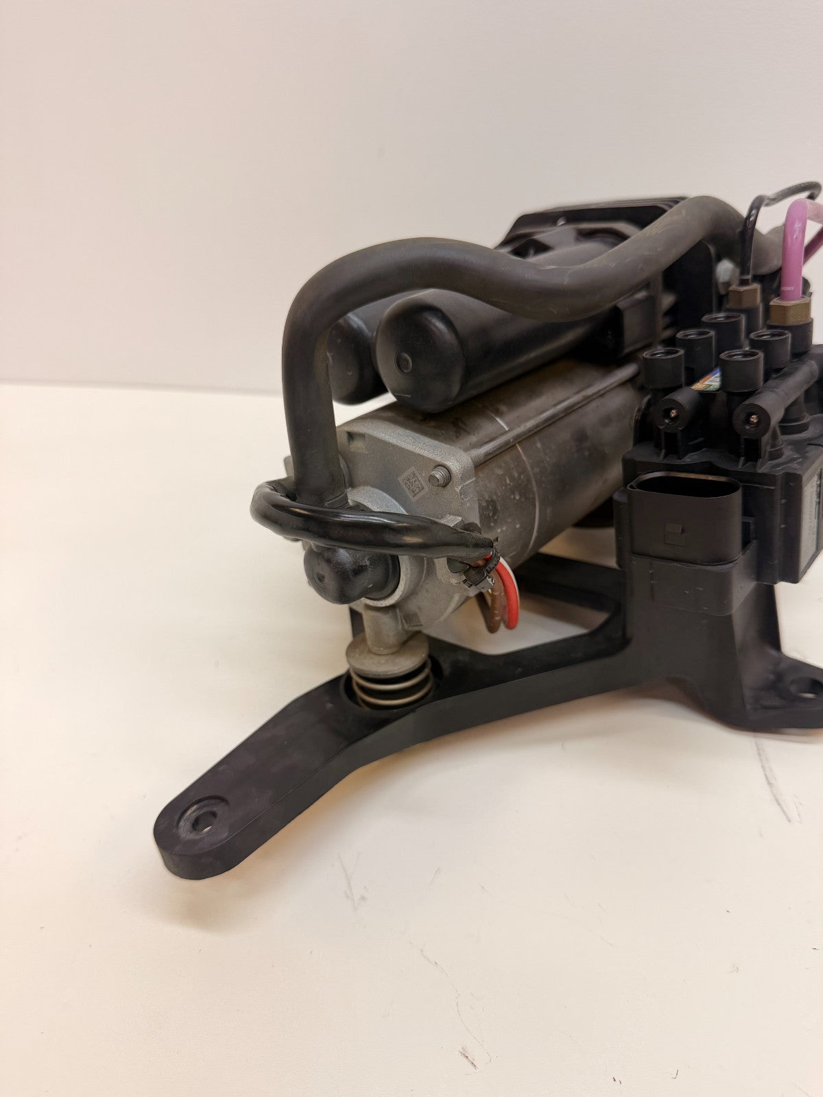 12-15 Tesla Model S Air Suspension Compressor Pump W/ Bracket Asembly 4430203031