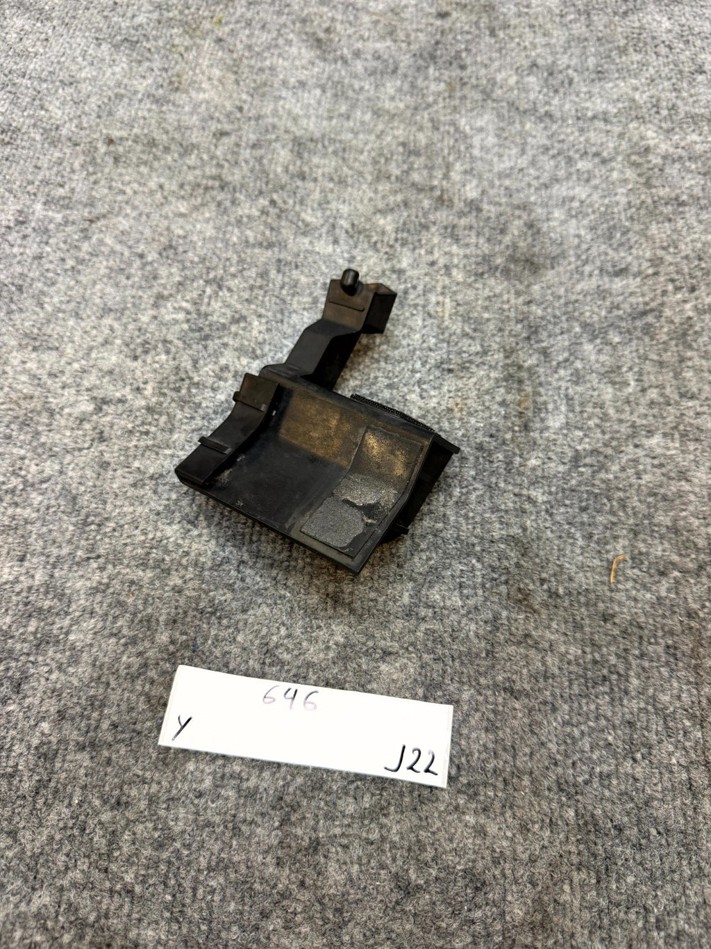 2020 - 2024 TESLA MODEL Y LEFT SIDE ROCKER PANEL BRACKET CLIP OEM, 1555376-00-C
