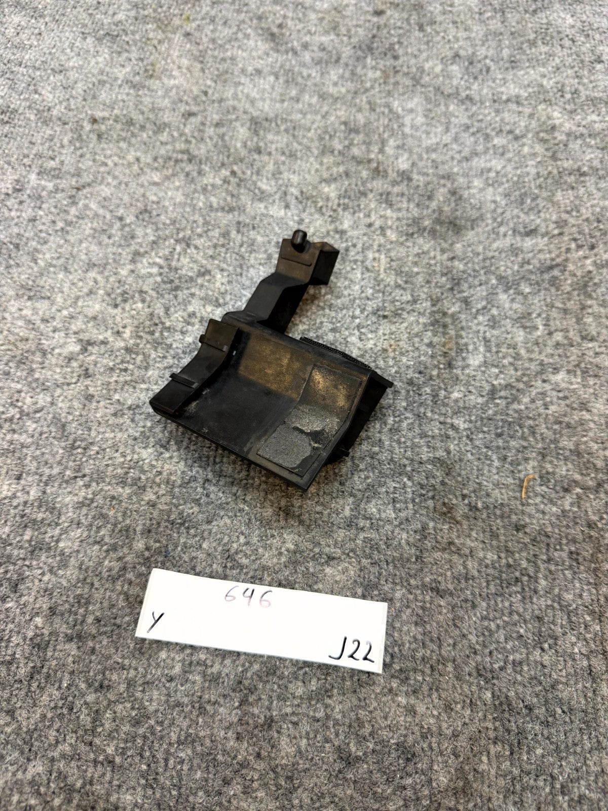 2020 - 2024 TESLA MODEL Y LEFT SIDE ROCKER PANEL BRACKET CLIP OEM, 1555376-00-C