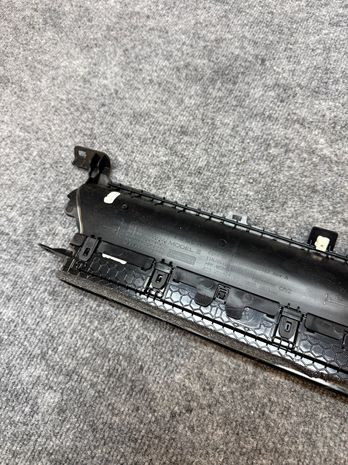 2020-2024 TESLA MODEL Y DASH LEFT SIDE AIR VENT GRILLE COVER PANEL OEM,108332000