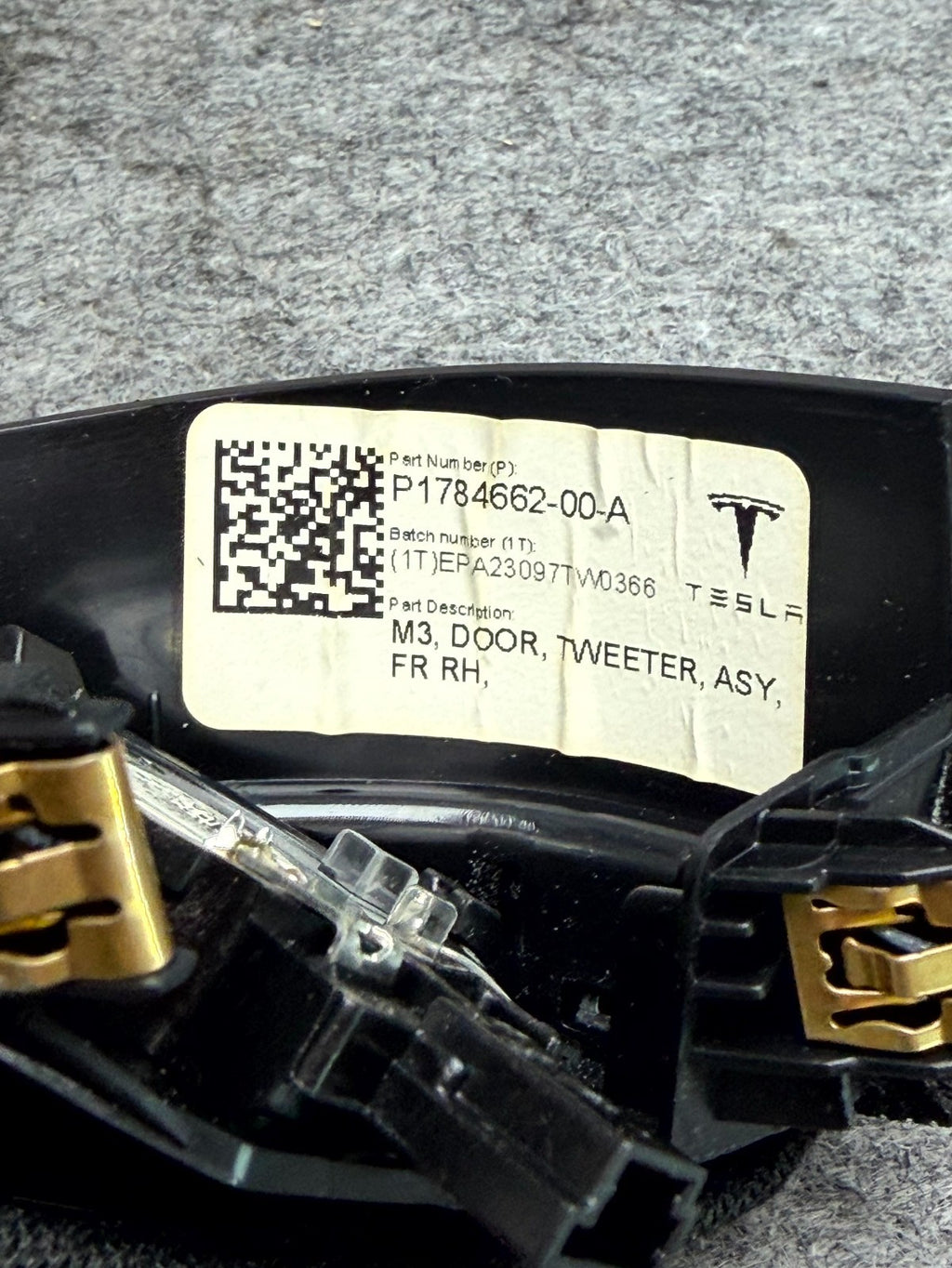 ♦️17-23 TESLA MODEL 3 FRONT RIGHT SIDE DOOR CORNER TWEETER TRIM OEM 1784662-00-A