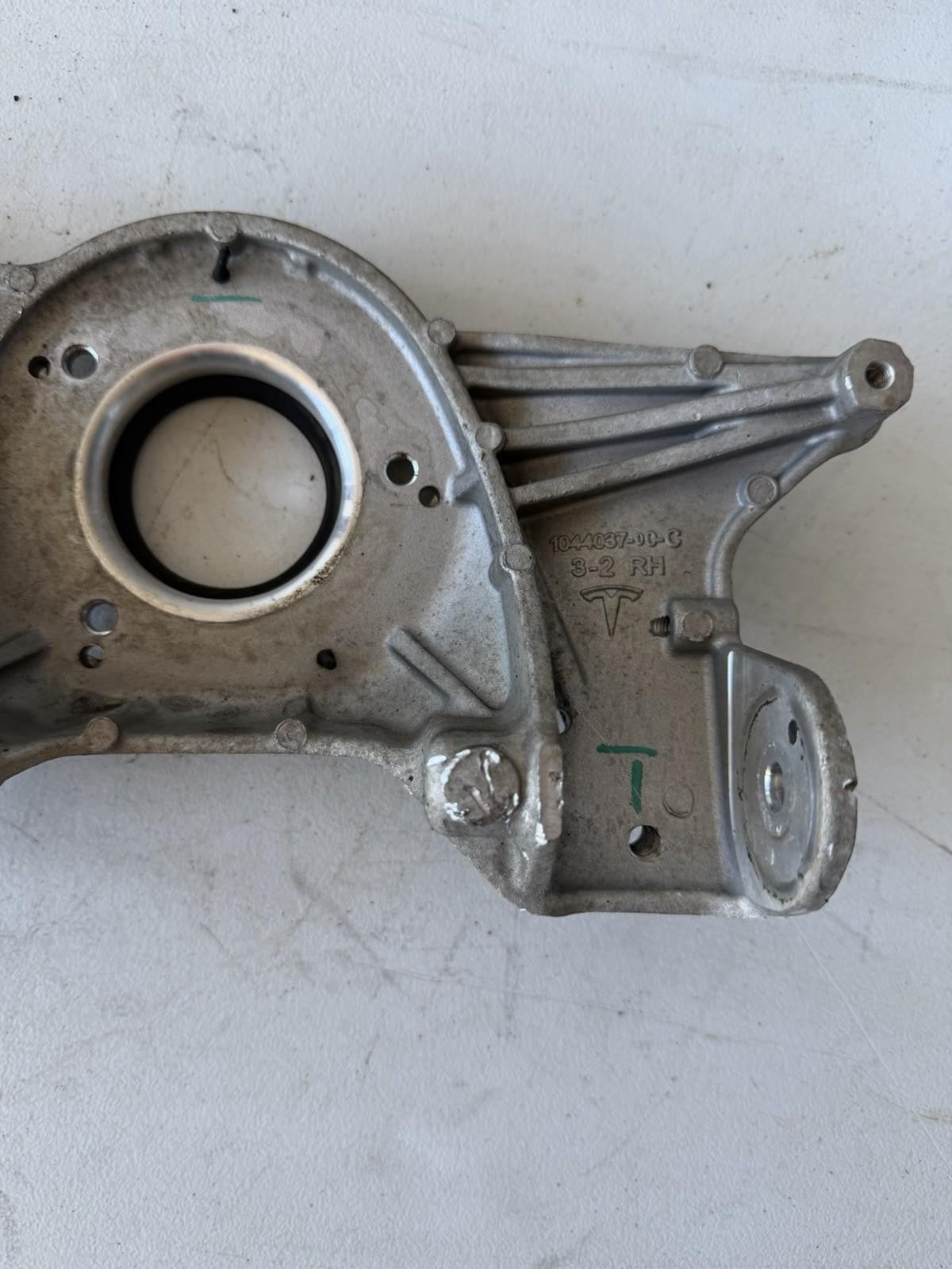 ♦️17–23 TESLA MODEL 3 FRONT RIGHT UPPER STRUT MOUNT BRACKET OEM, 1044037-00-C