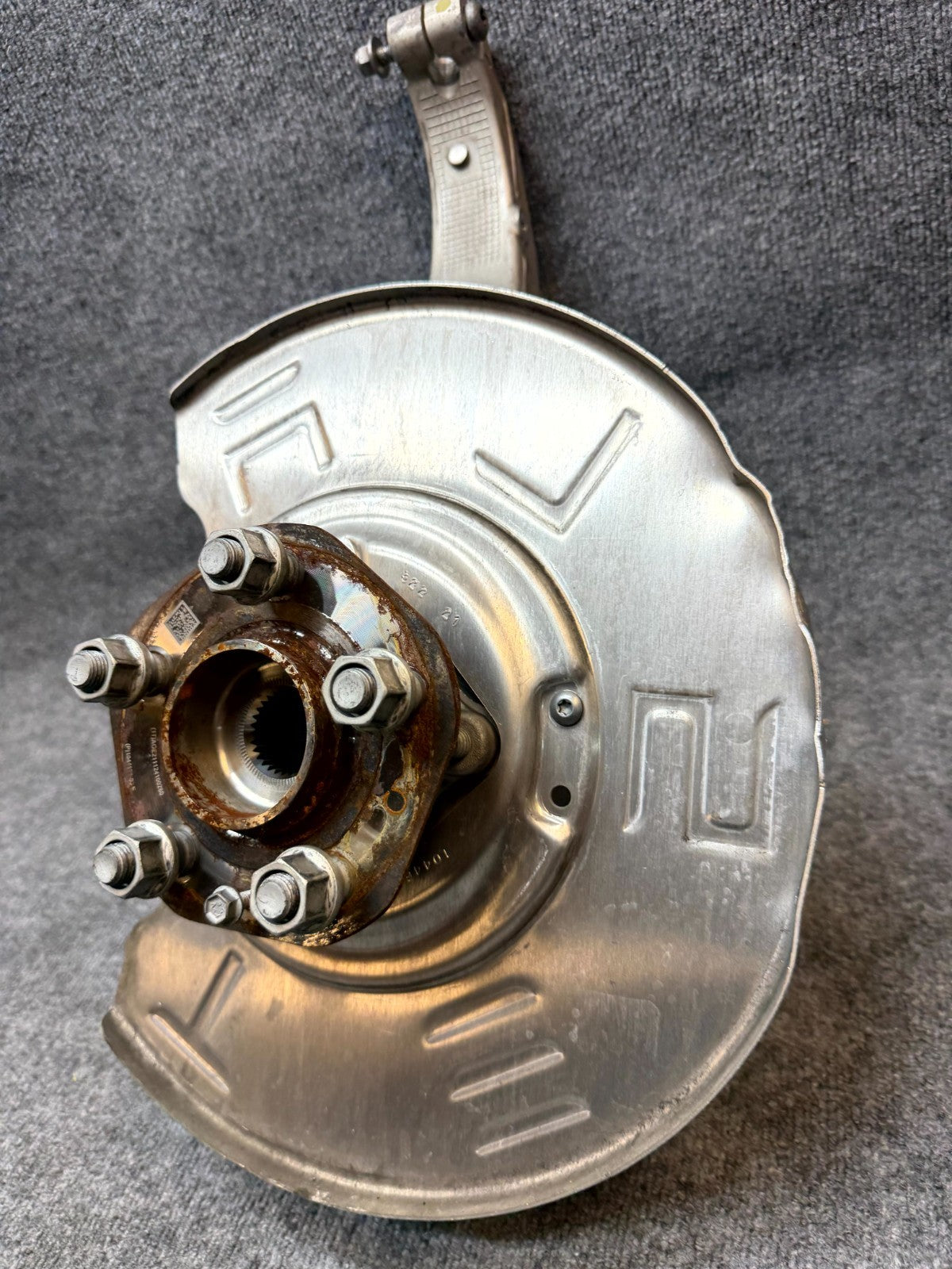 2020-2024 TESLA MODEL Y FRONT RIGHT SPINDLE KNUCKLE HUB & SHIELD OEM, 118831600E