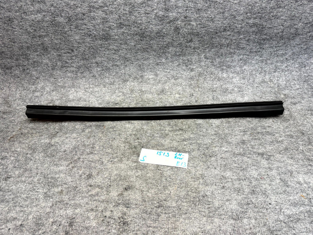 ♦️12-20 TESLA MODEL S REAR LEFT DOOR WINDOW WEATHERSTRIP SEAL OEM, 1038407-00-A