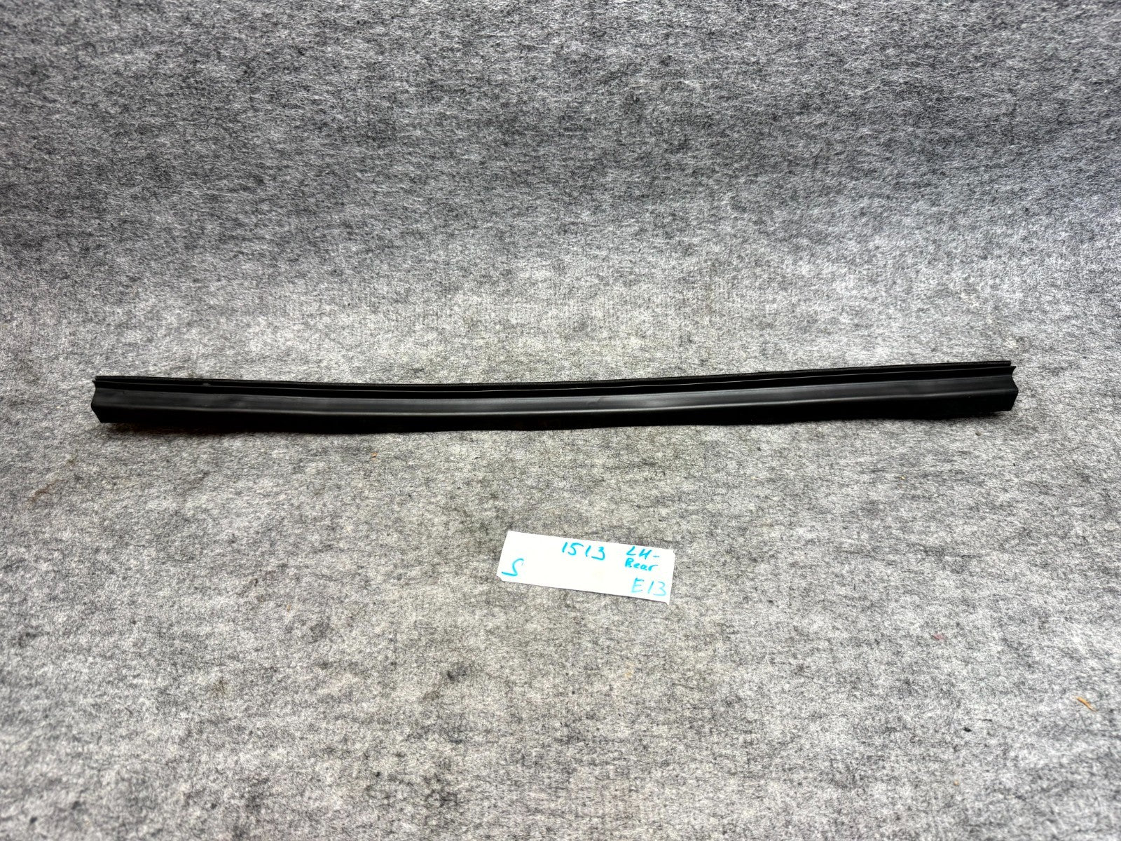 ♦️12-20 TESLA MODEL S REAR LEFT DOOR WINDOW WEATHERSTRIP SEAL OEM, 1038407-00-A