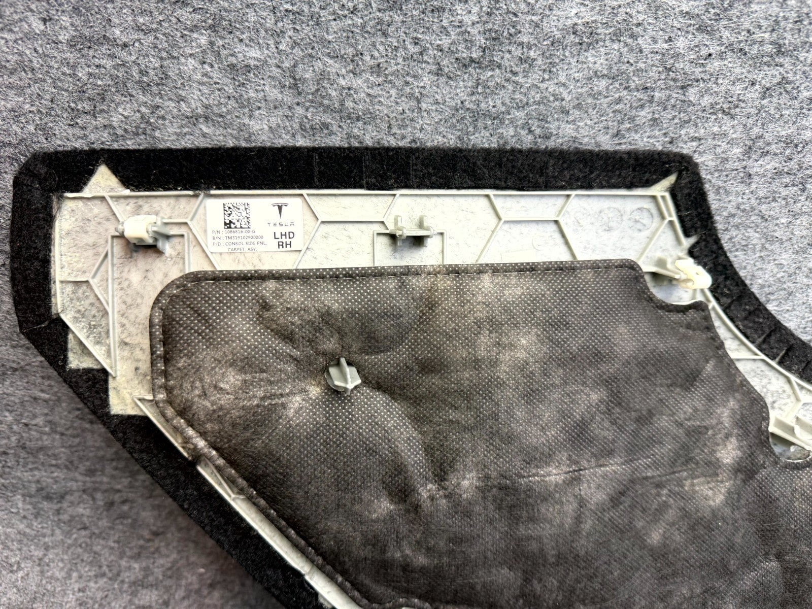 ♦️17-23 TESLA MODEL 3 FRONT RIGHT CENTER CONSOLE CARPET TRIM OEM, 1086816-00-G