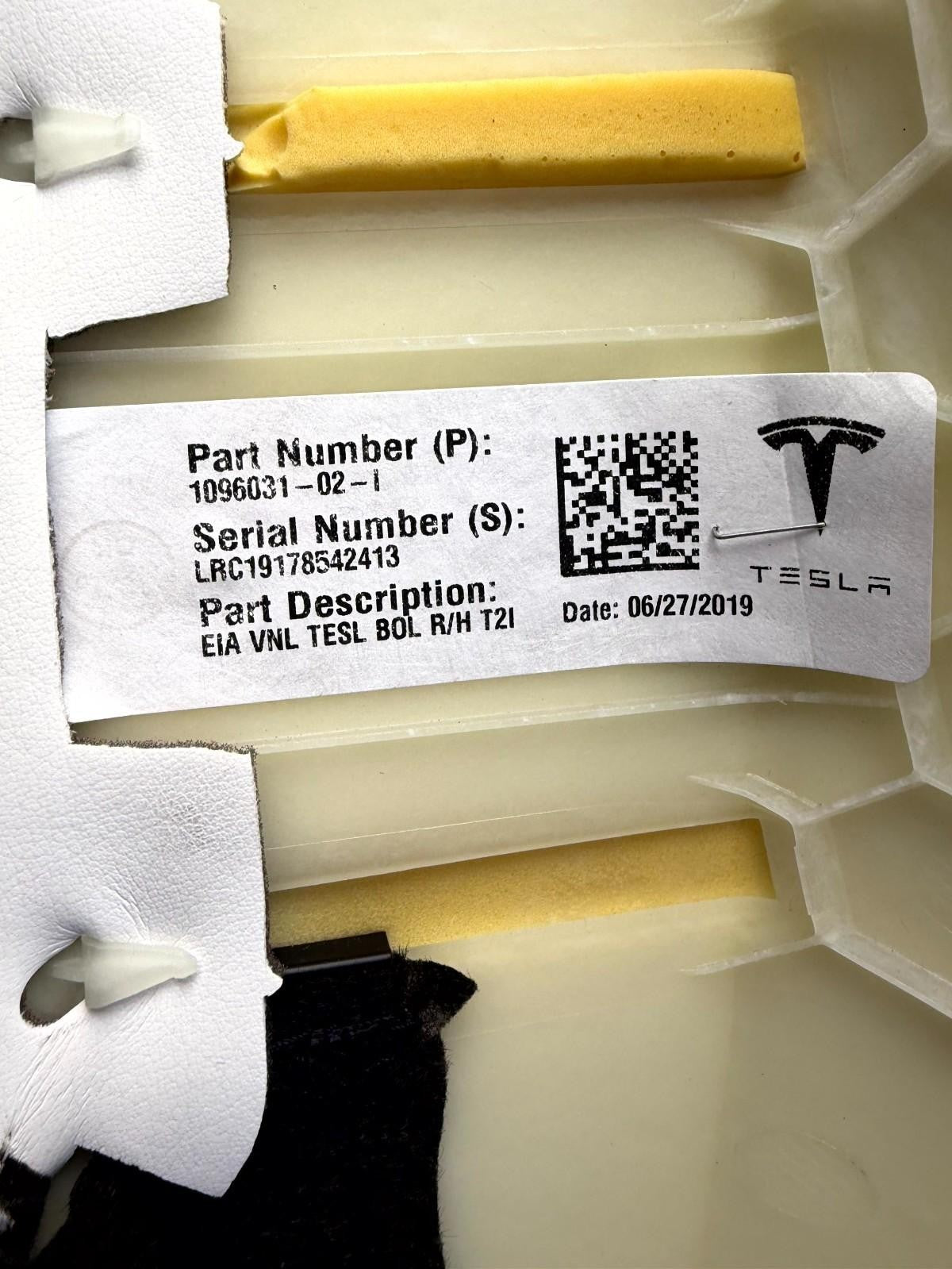 ♦️17-23 TESLA MODEL 3 REAR RIGHT 2ND ROW SEAT BOLSTER COVER OEM, 1096031-02-I
