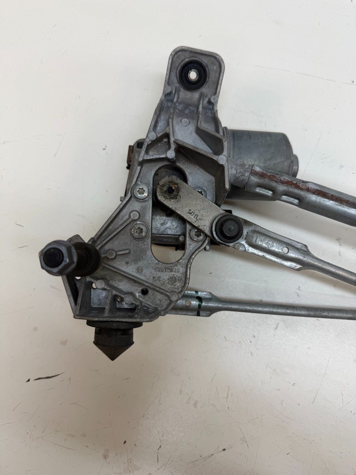 20 - 24 TESLA MODEL Y WINDSHIELD WIPER TRANSMISSION LINKAGE & MOTOR 1490242-00-A