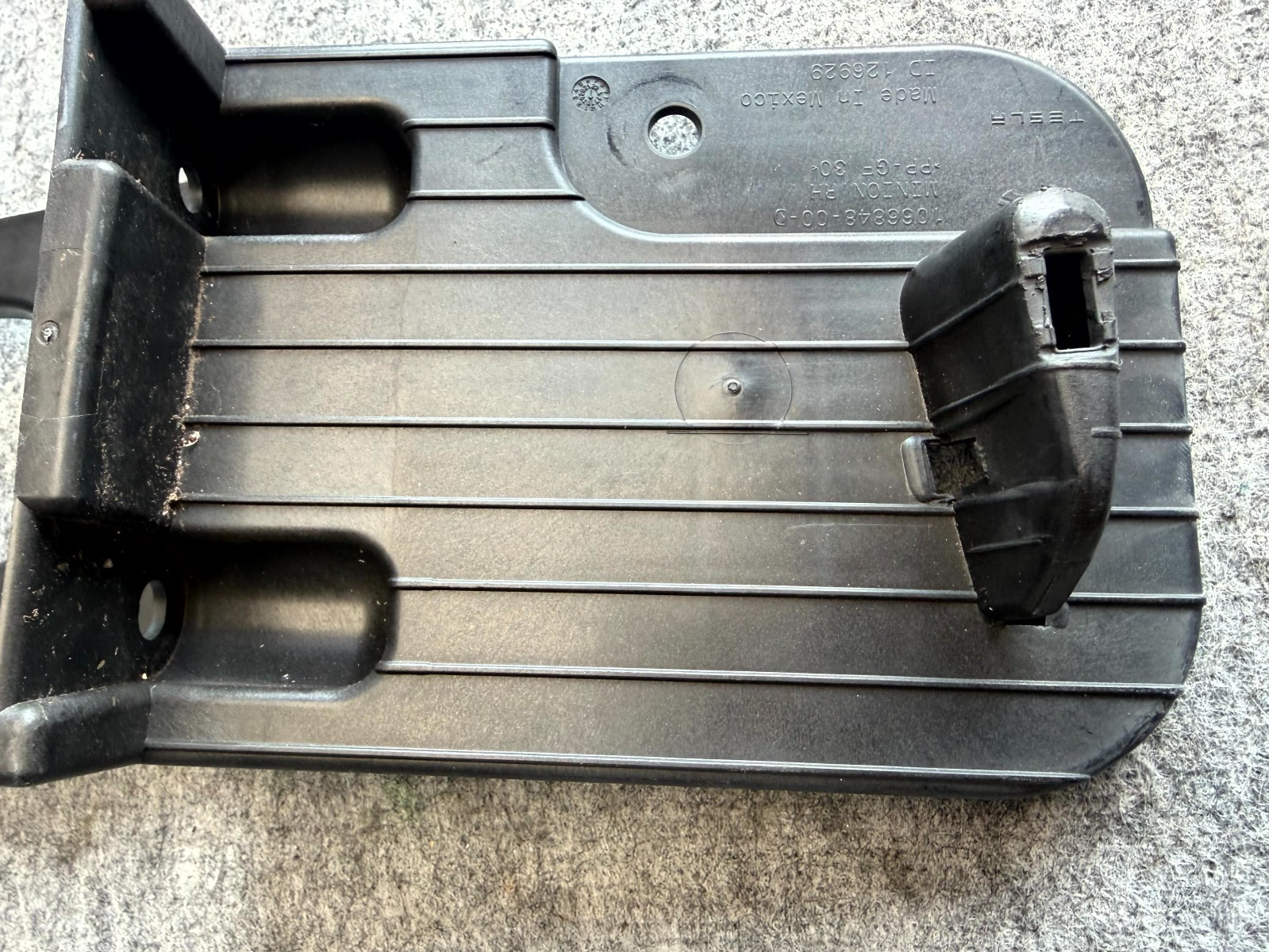 ♦️16-20 TESLA MODEL X RIGHT SIDE FLOOR LOWER SUPPORT BRACKET OEM, 1066848-00-D