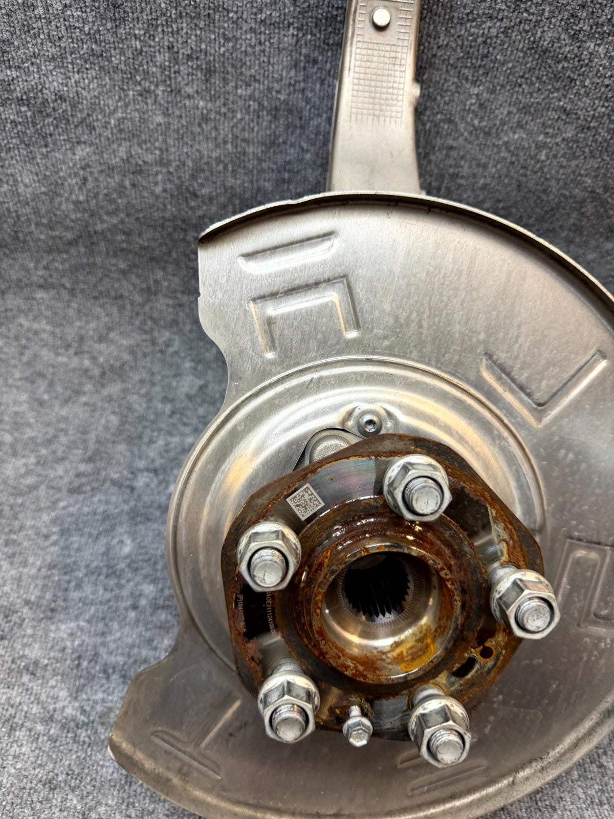 2020-2024 TESLA MODEL Y FRONT RIGHT SPINDLE KNUCKLE HUB & SHIELD OEM, 118831600E