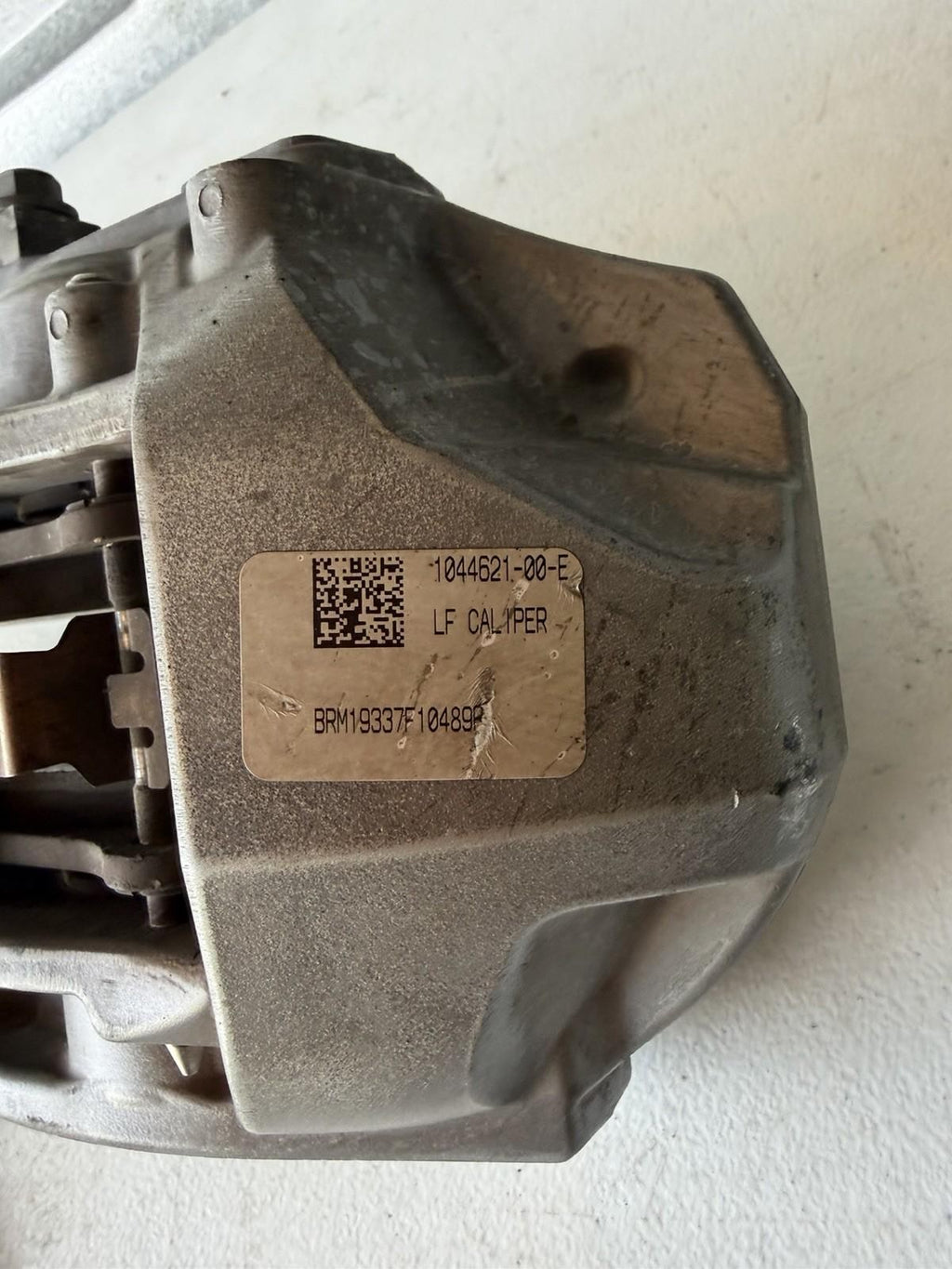♦️17–23 TESLA MODEL 3 FRONT LEFT CALIPER W/ BRAKE HOSE LINE OEM, 1044621-00-E