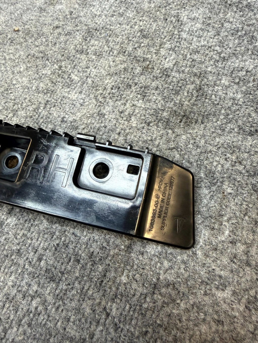 2017-2023 TESLA MODEL 3 REAR RIGHT TAILLIGHT LAMP HOLDER BRACKET OEM, 108399300D
