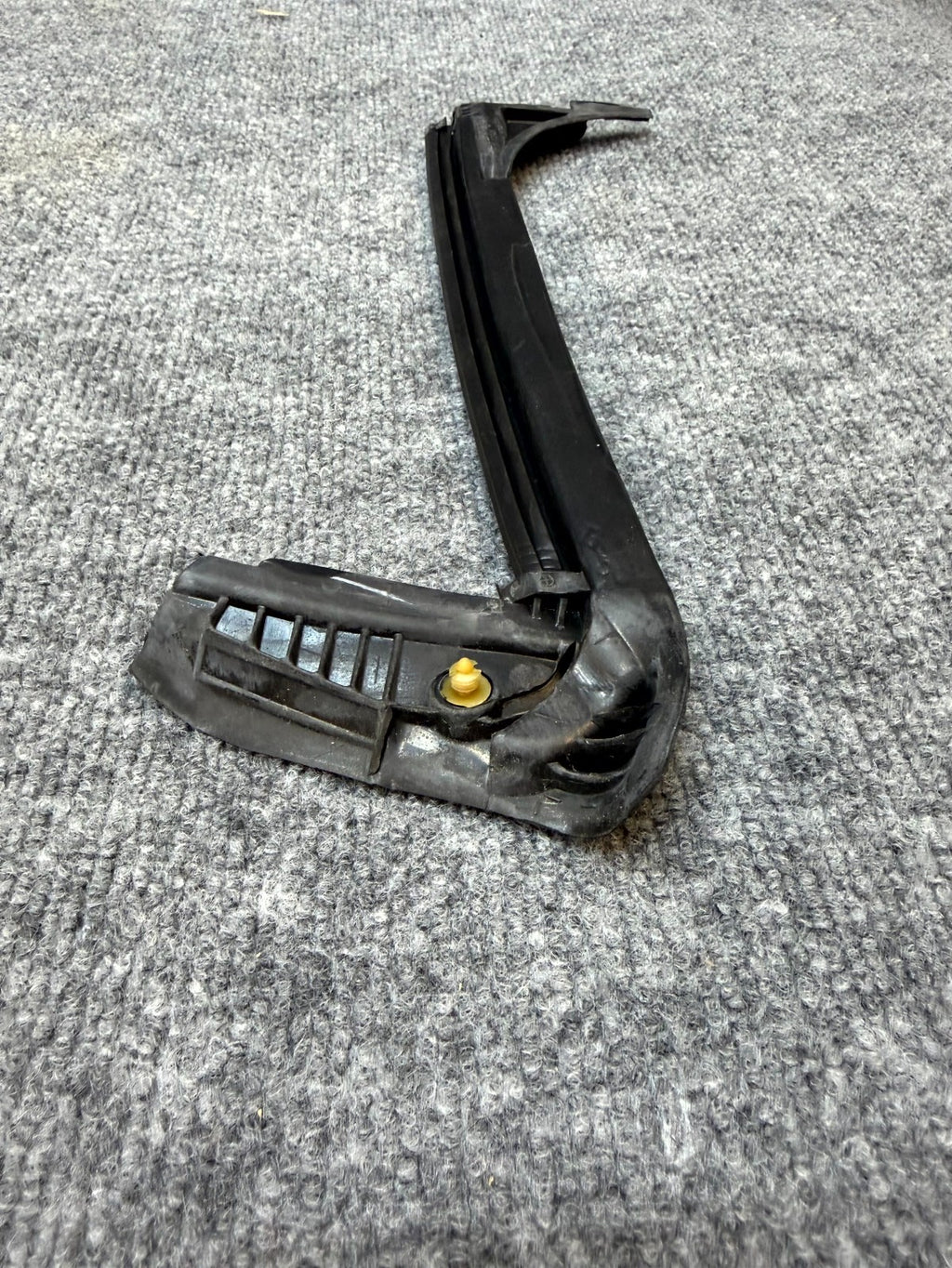 2020 - 2024 TESLA MODEL Y REAR LEFT SIDE DOOR SEAL WEATHERSTRIP OEM 1497715-00-D