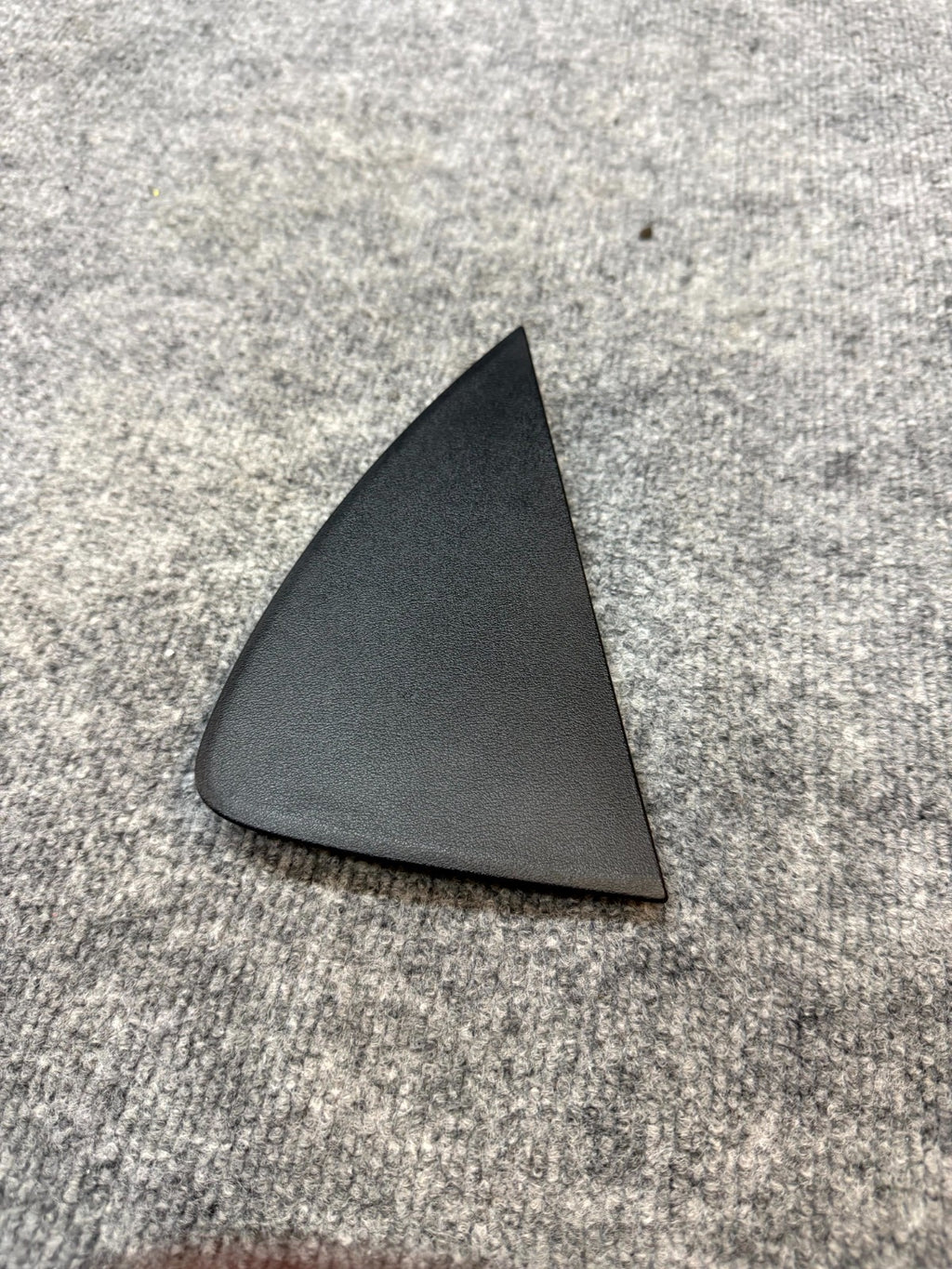 2020 - 2024 TESLA MODEL Y DASH LEFT SIDE END CAP TRIM COVER OEM, 1083361-00-D