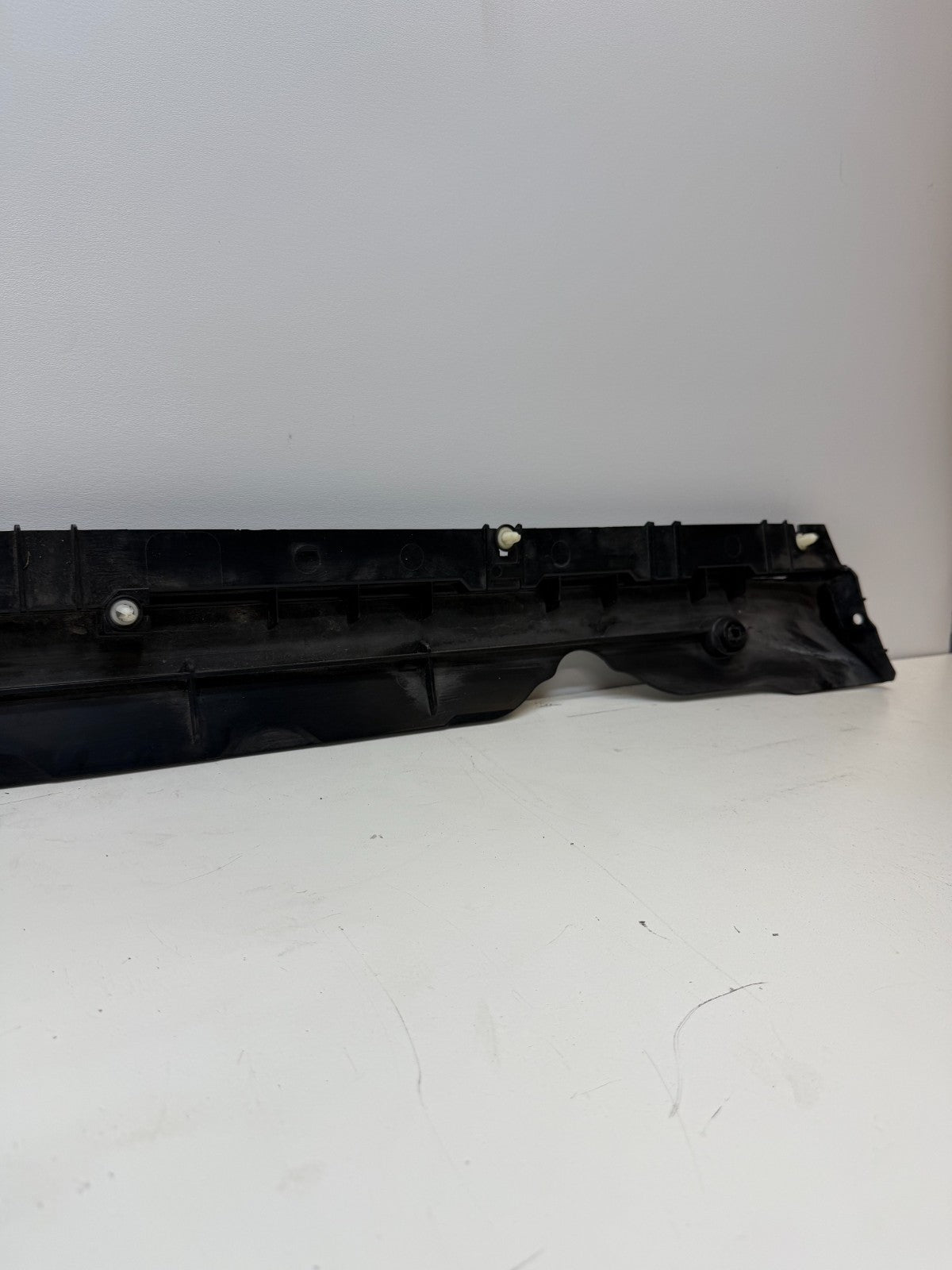 2020-24 TESLA MODEL Y RIGHT SIDE SKIRT ROCKER PANEL MOLDING CARRIER BRACKET