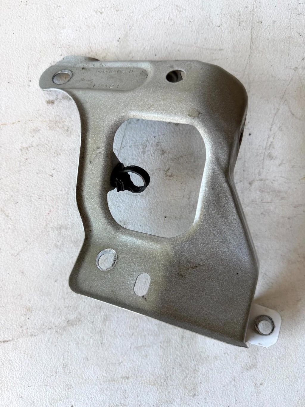 2017-2023 Tesla Model 3 Front Right Side Fender Mount Bracket OEM, 108601600D