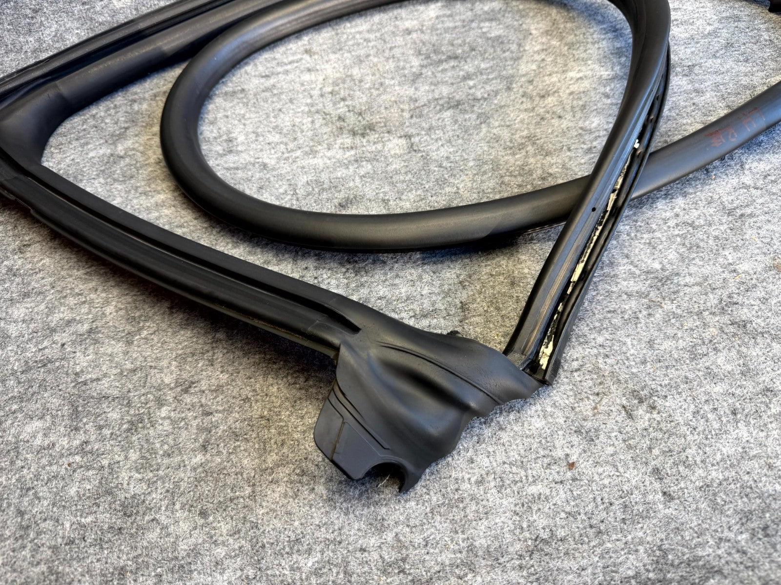 ♦️12-20 TESLA MODEL S FRONT LEFT DOOR WINDOW WEATHERSTRIP SEAL OEM, 1038405-00-A