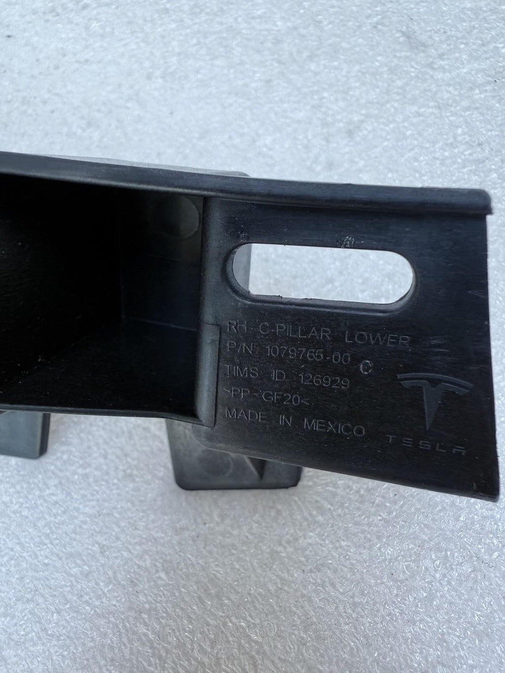 ♦️2016-24 TESLA MODEL X REAR RIGHT SIDE LOWER C PILLAR BRACKET OEM, 1079765-00-C
