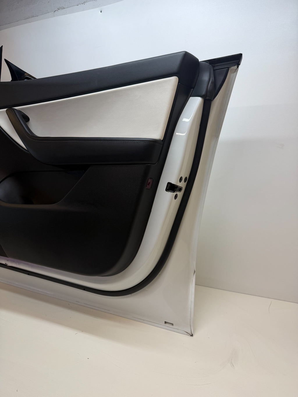 2020-24 Tesla Model Y Front Right Passenger Side Complete Door Assembly White