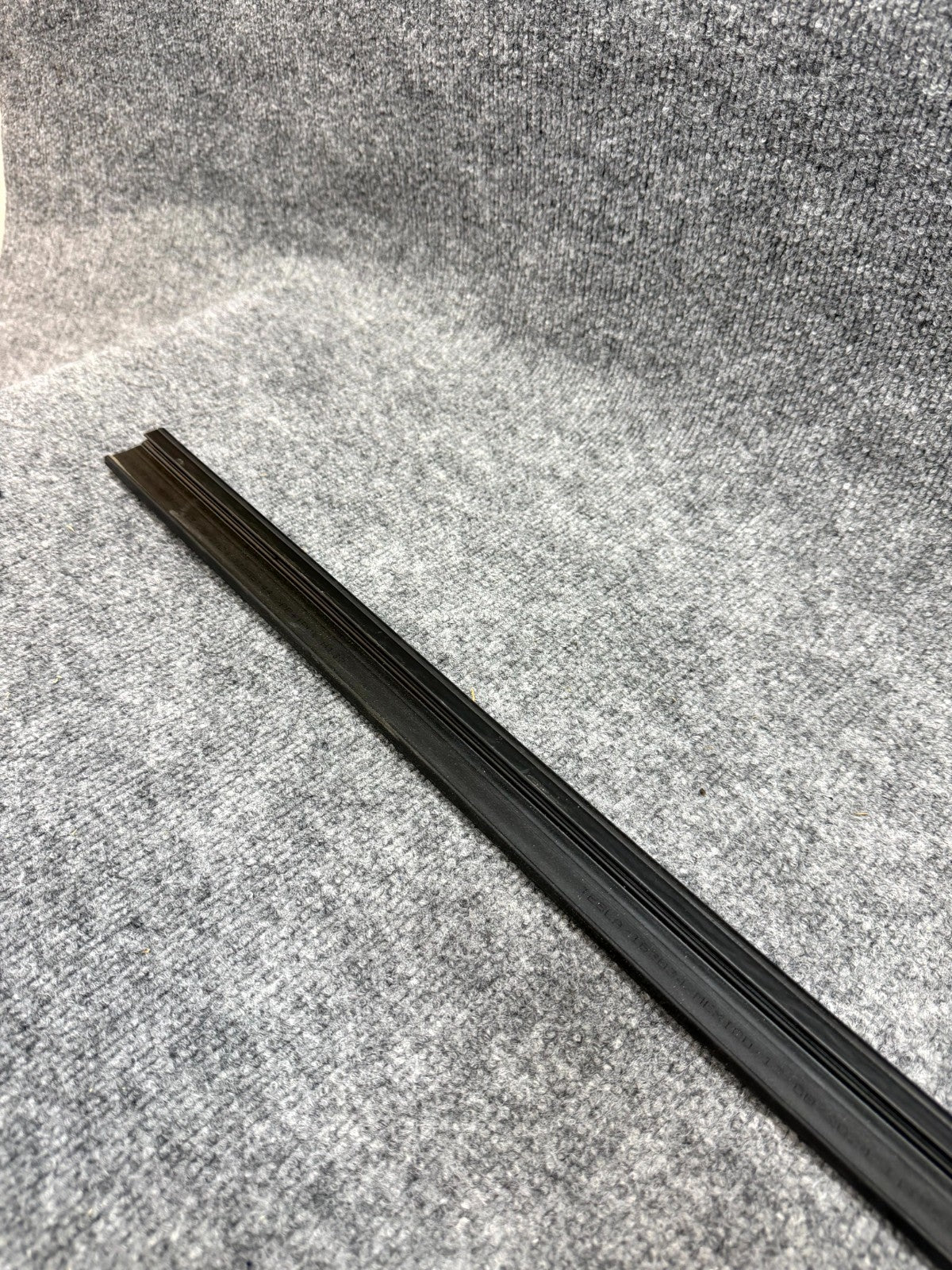2020-2024 TESLA MODEL Y FRONT RIGHT DOOR WINDOW INNER BELT SEAL OEM, 150006300F