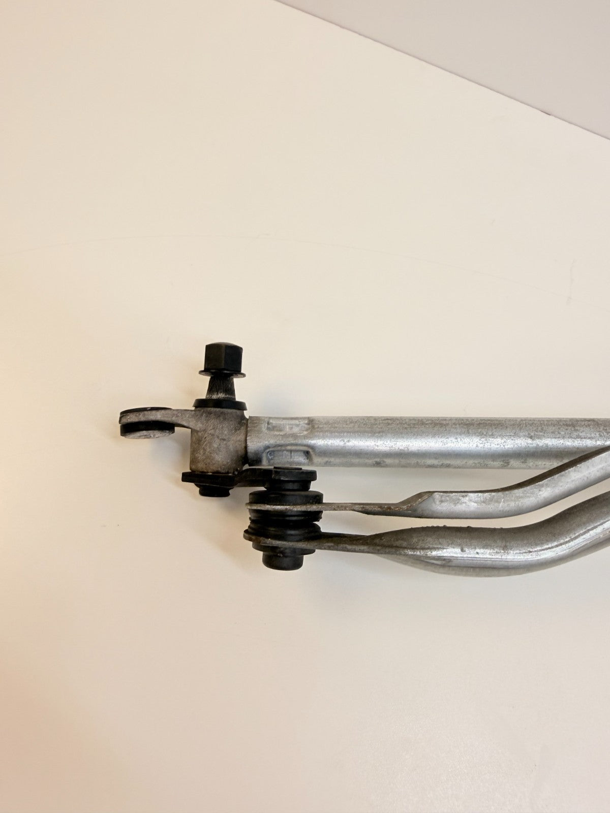 12-20 Tesla Model S Front Windshield Wiper Motor Mechanism Assembly 6005946-00-G