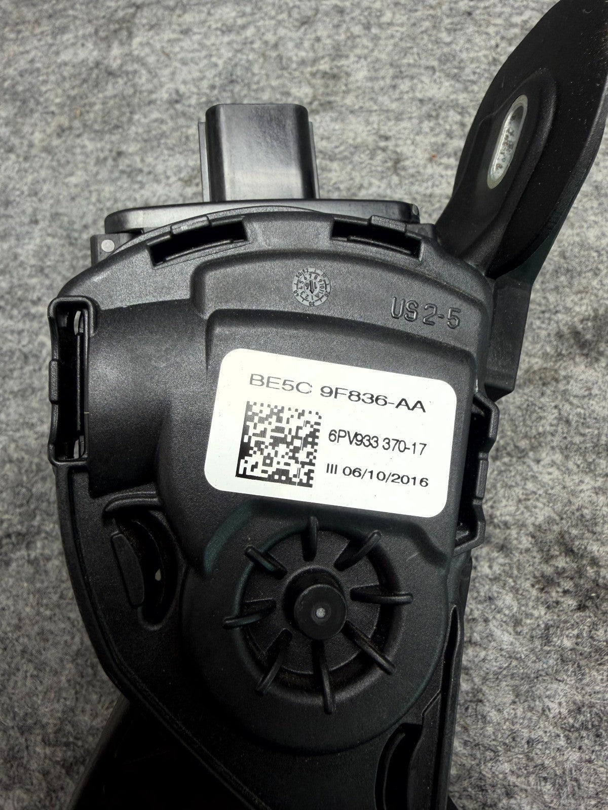 ♦️12-20 TESLA MODEL S LEFT SIDE ACCELERATOR GAS THROTTLE PEDAL OEM, 6PV933370-17